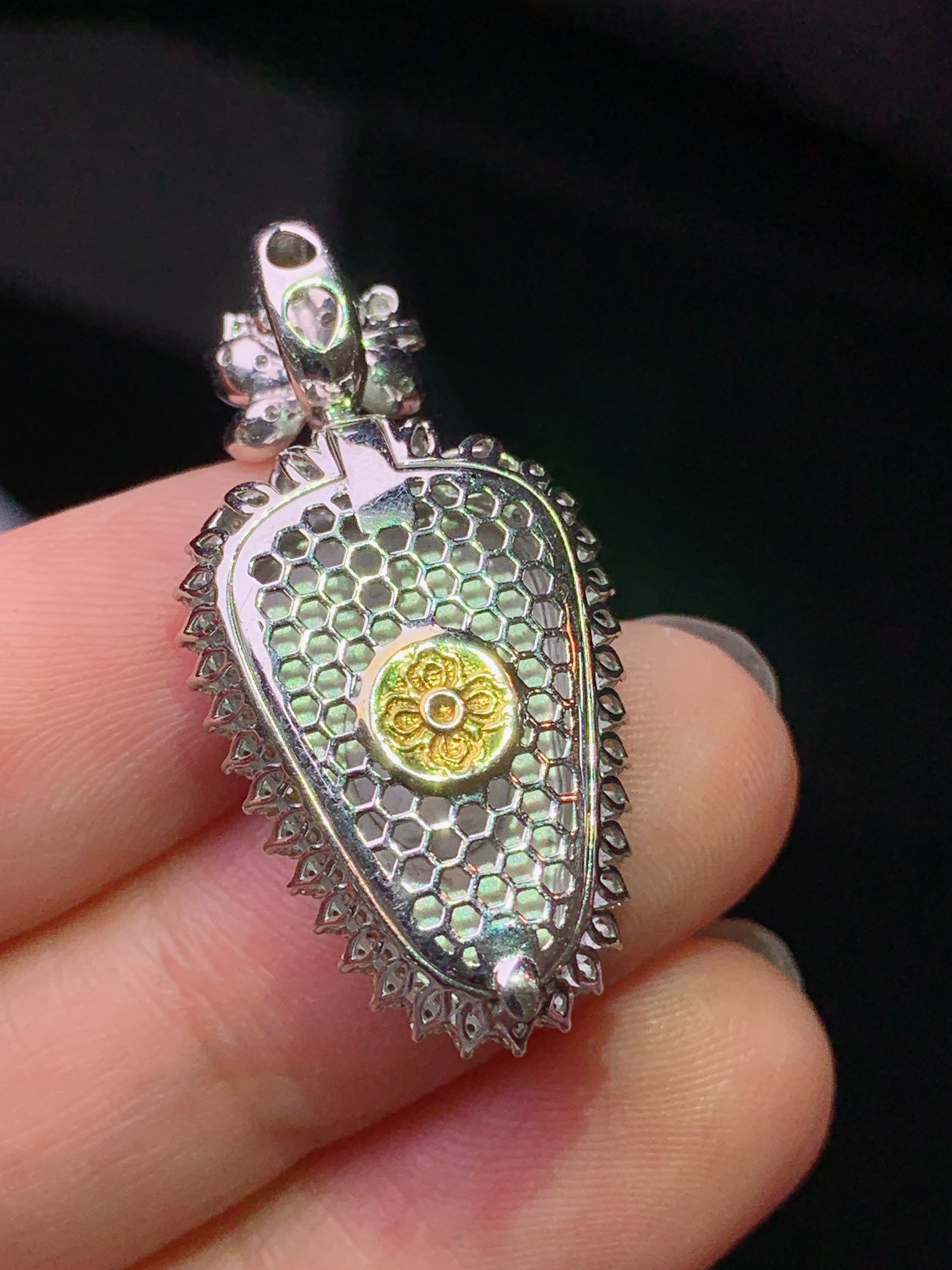 18k金钻镶嵌满绿树叶吊坠 玉质细腻 色泽艳丽清新 水润亮眼 整体尺寸32.7*16*7.6g2