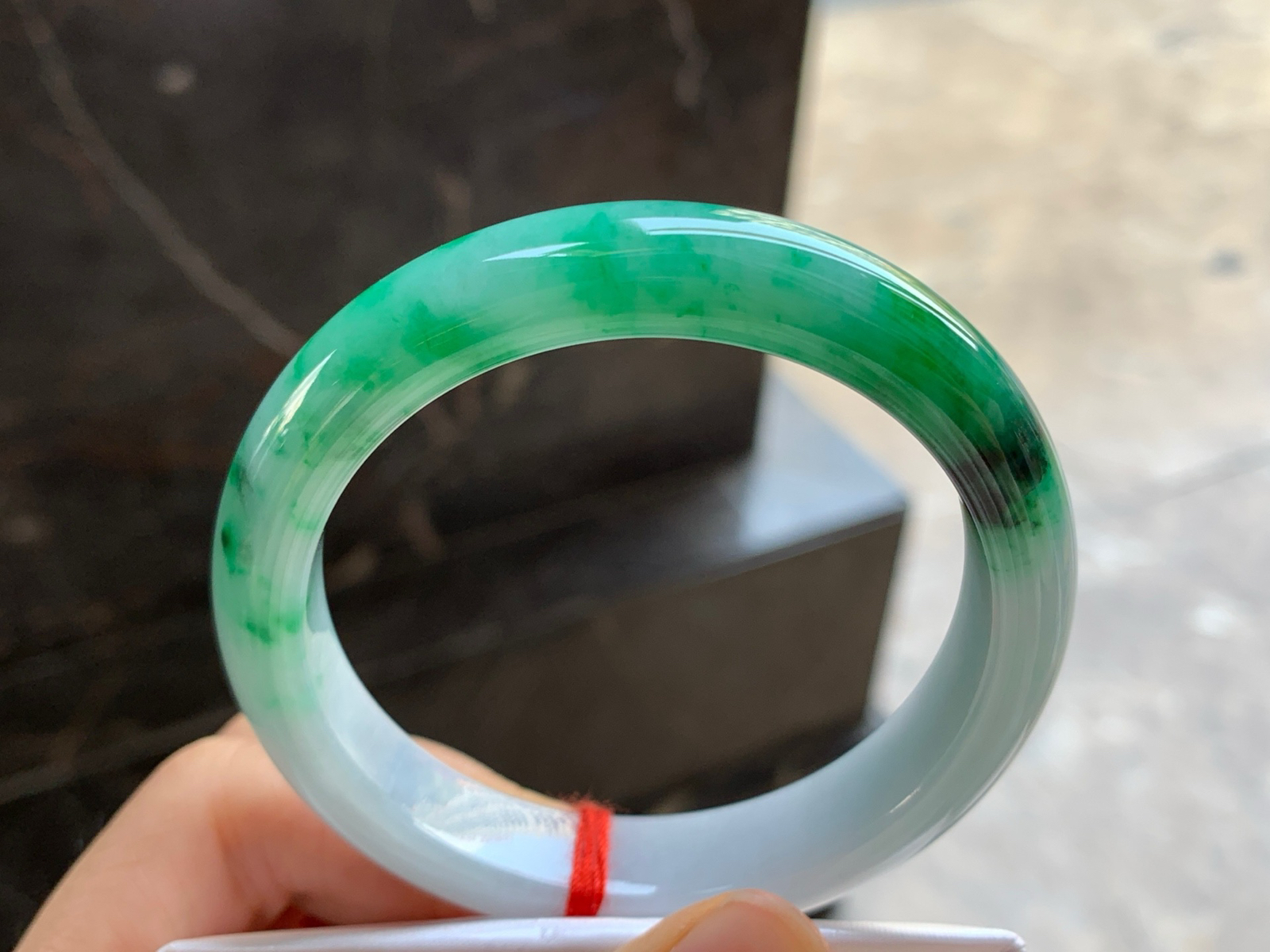 54.5-11.8-8.2

辣绿色手镯^_^颜色鲜艳 玉质温润