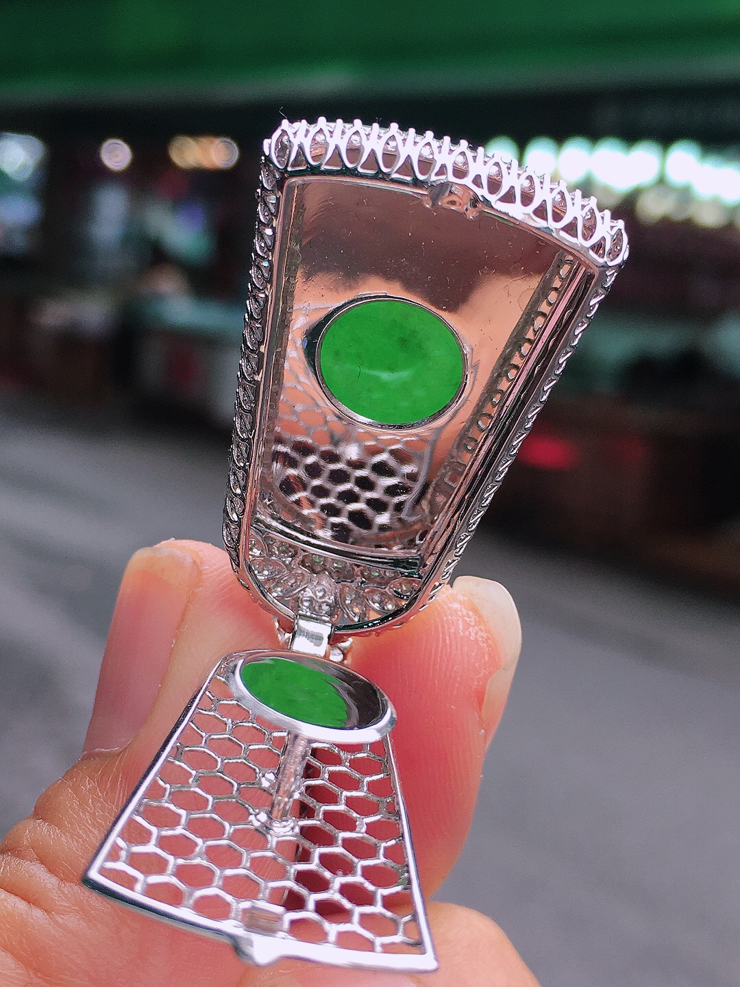 阳绿无事牌吊坠，色泽均匀艳丽，玉质细腻，荧光感超
强，饱满圆润，尽显优雅气质，18k
金豪华镶嵌