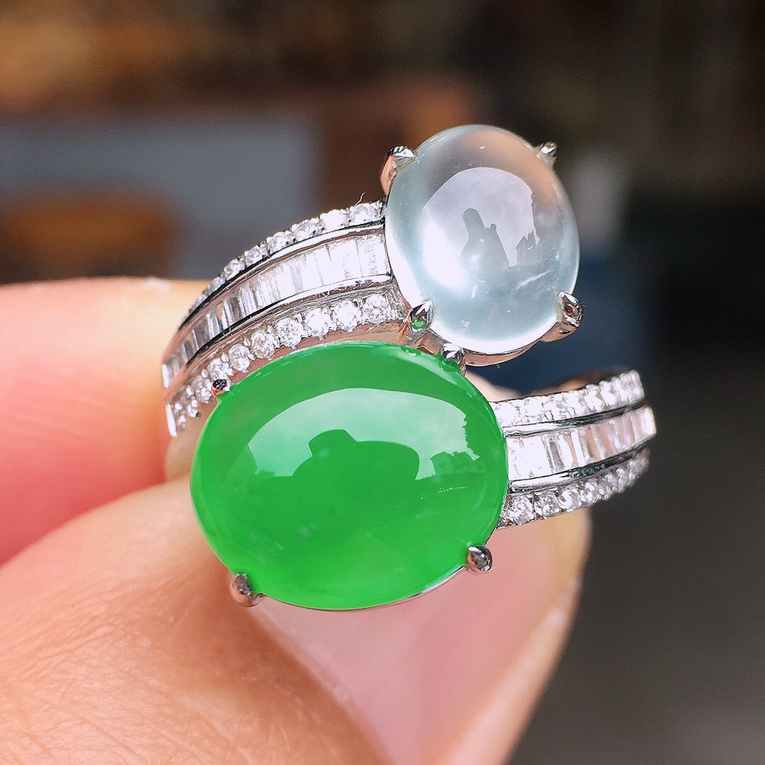 （冰+绿）二合一戒指，色泽均匀艳丽，玉质细腻，荧光感超
强，饱满圆润，尽显优雅气质，18k
金豪华镶嵌