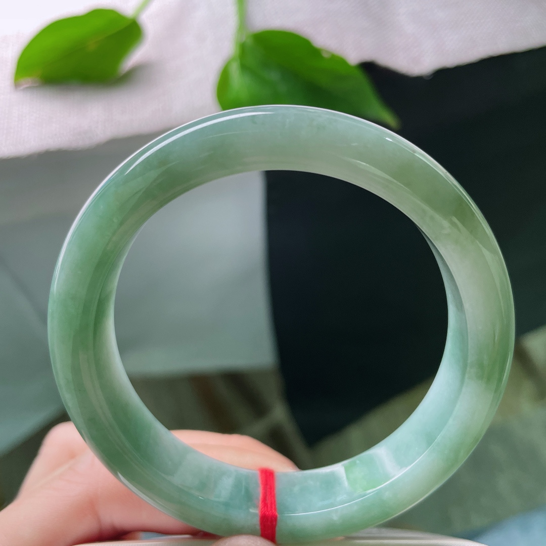 57/12.8/8.3，湖水绿正圈，绿底生香，静享时光。水润，细腻，ss49019a