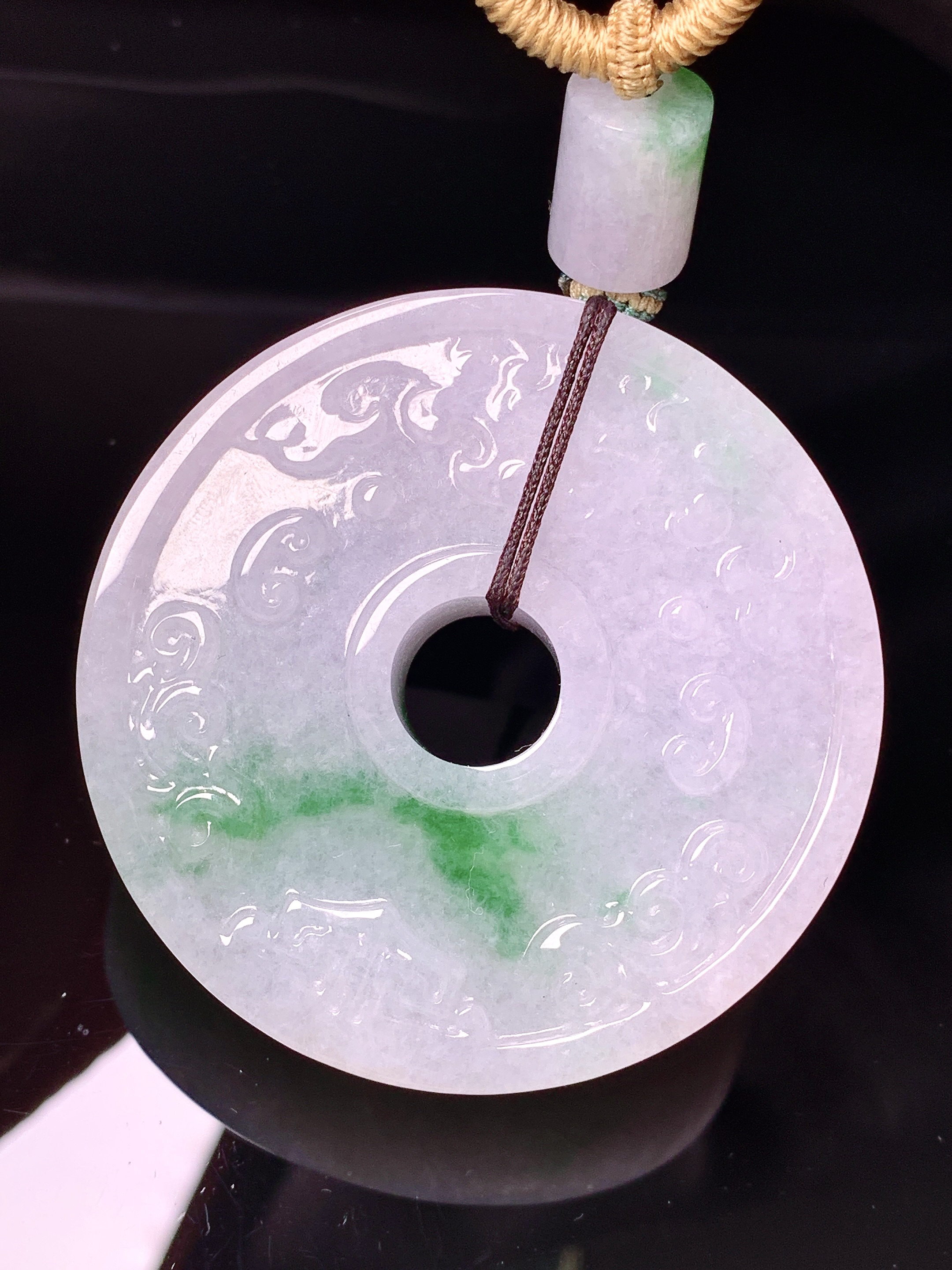 飘绿仿古平安扣吊坠 玉质细腻 色泽艳丽清新 水润亮眼 整体尺寸52.8*12w1