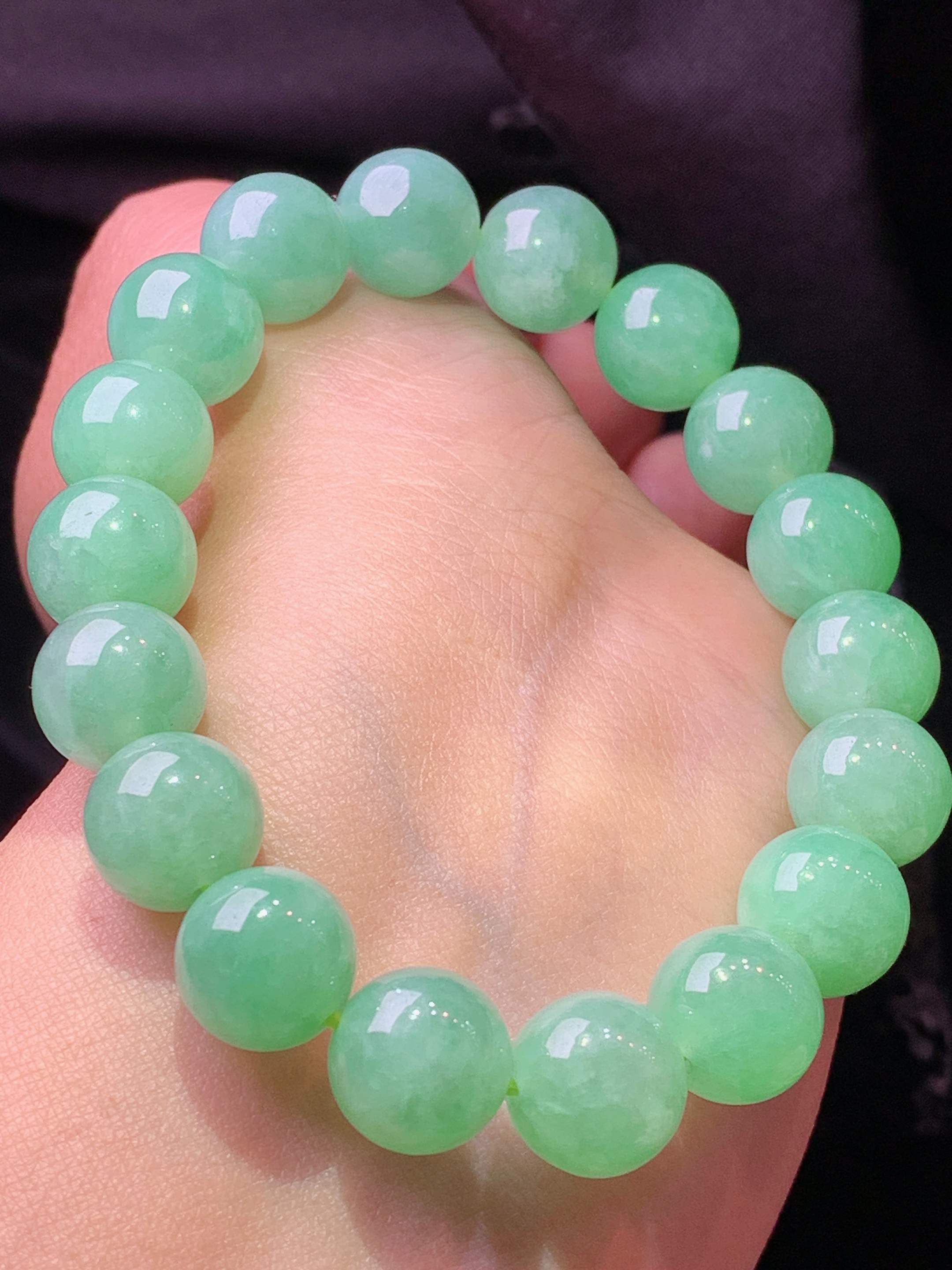 浅绿圆珠手链 玉质细腻 色泽艳丽清新 水润亮眼 整体尺寸11h3