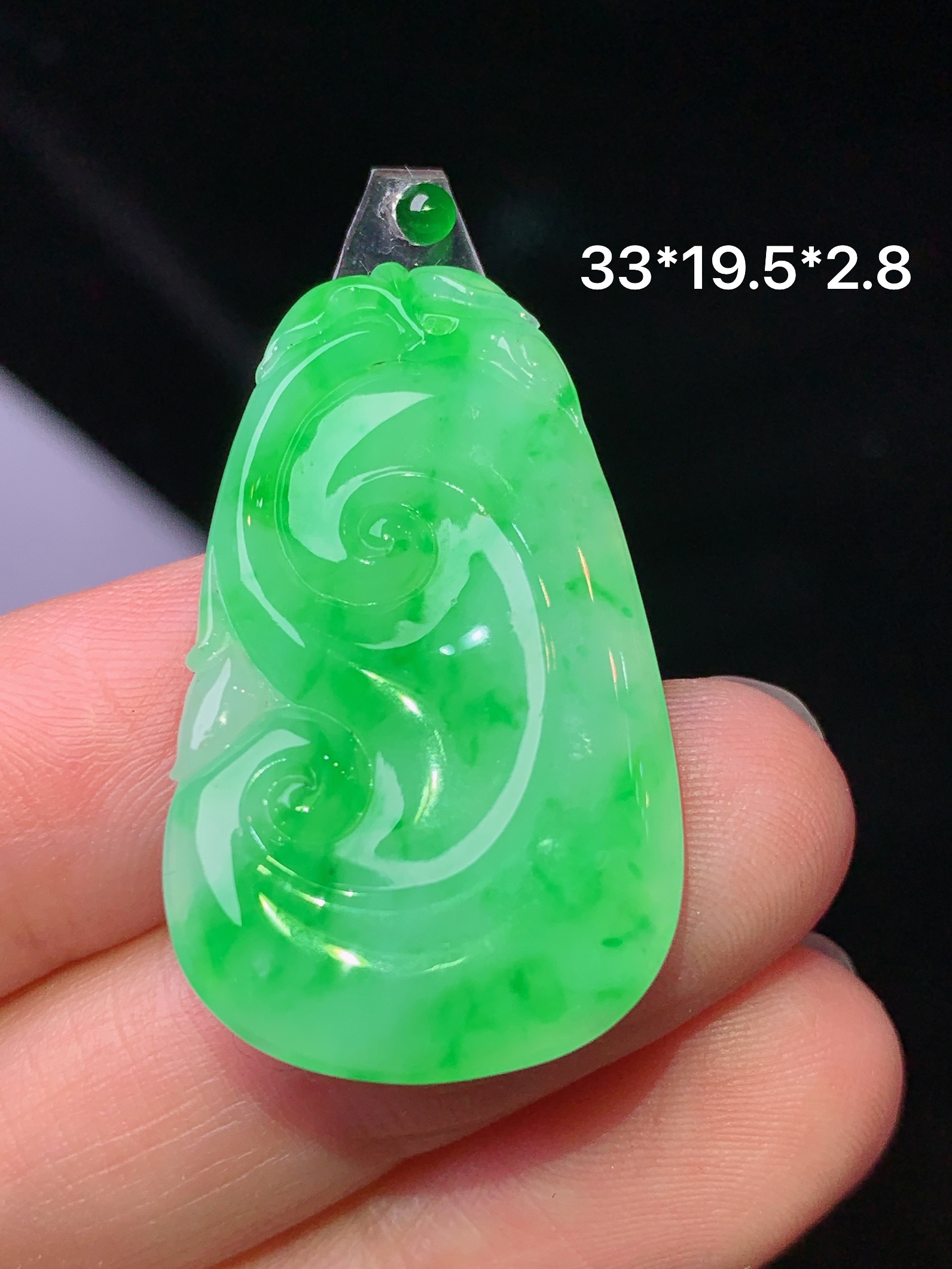 镶嵌款 翠绿如意吊坠 玉质细腻 色泽艳丽清新 水润亮眼 整体尺寸33*19.5*2.8*2x