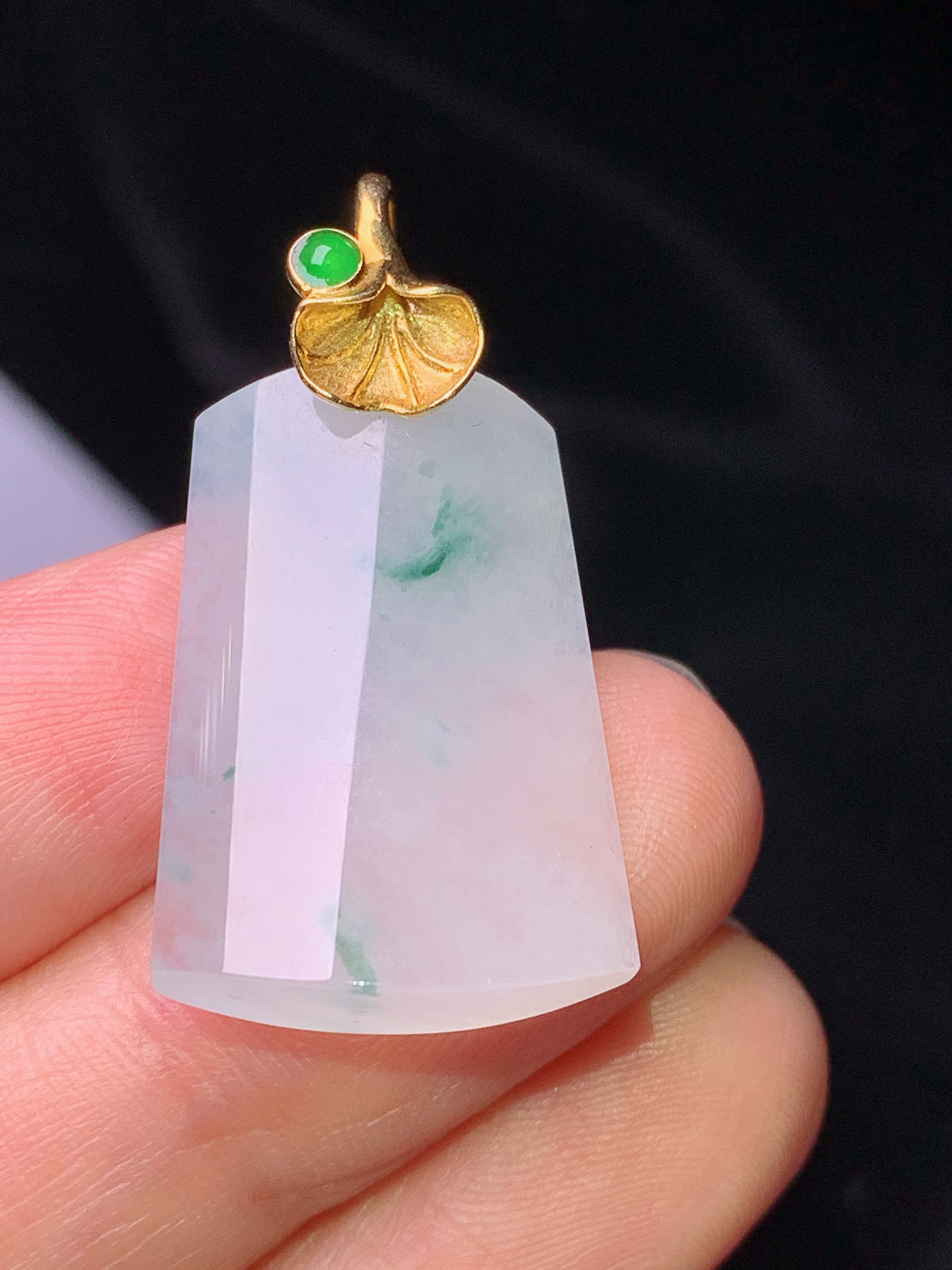 18k金镶嵌飘绿无事牌吊坠 玉质细腻 色泽艳丽清新 水润亮眼 整体尺寸31.7*17*5.8b1