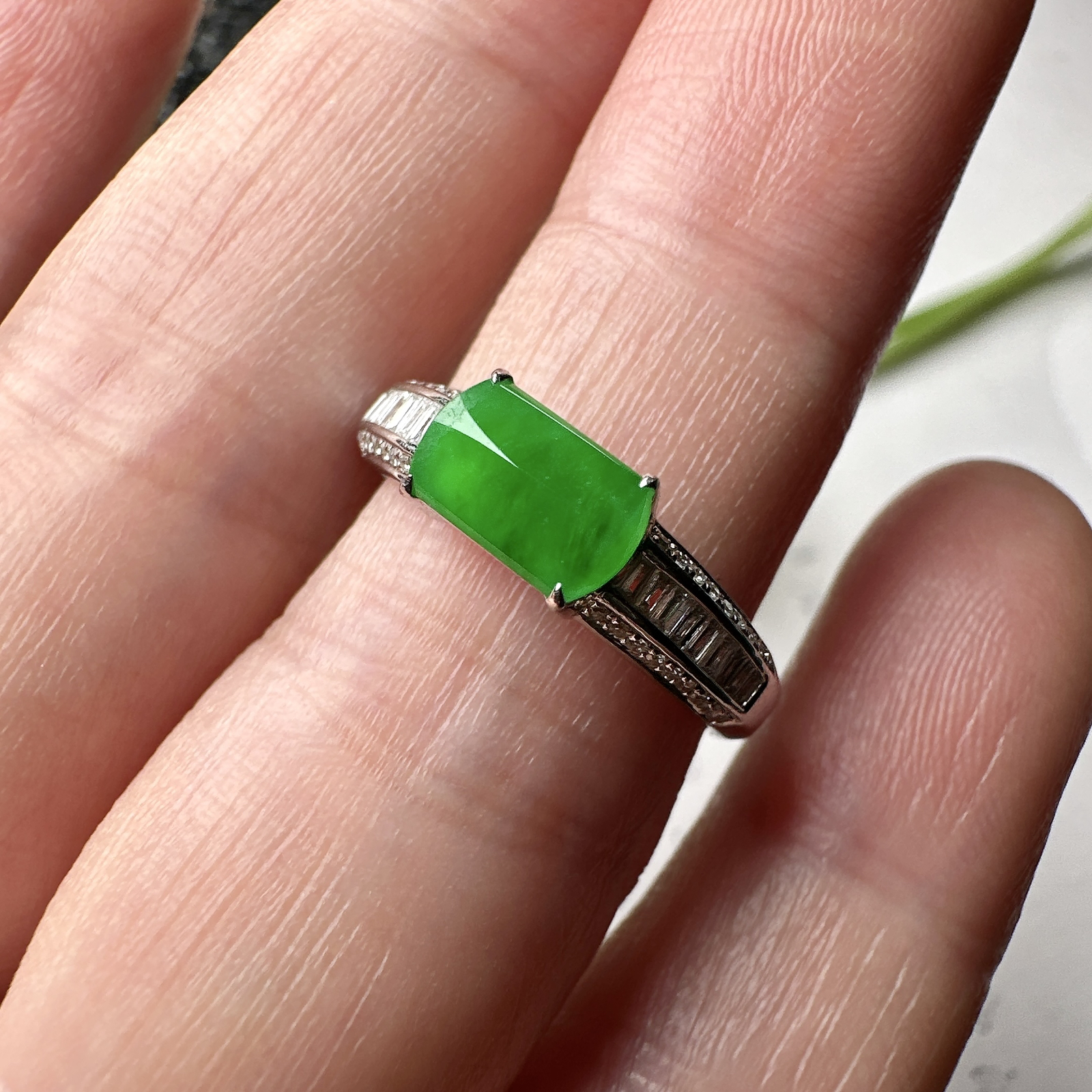 【冰种满绿马鞍戒指】种水色俱全，冰透闪亮，通透感饱满度很好，18k金钻镶嵌，裸石尺寸7.5*4.6*2.5毫米