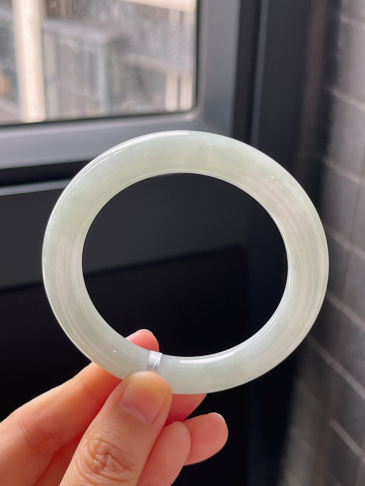 圆镯52.4圈口，翡翠冰糯种浅绿色手镯