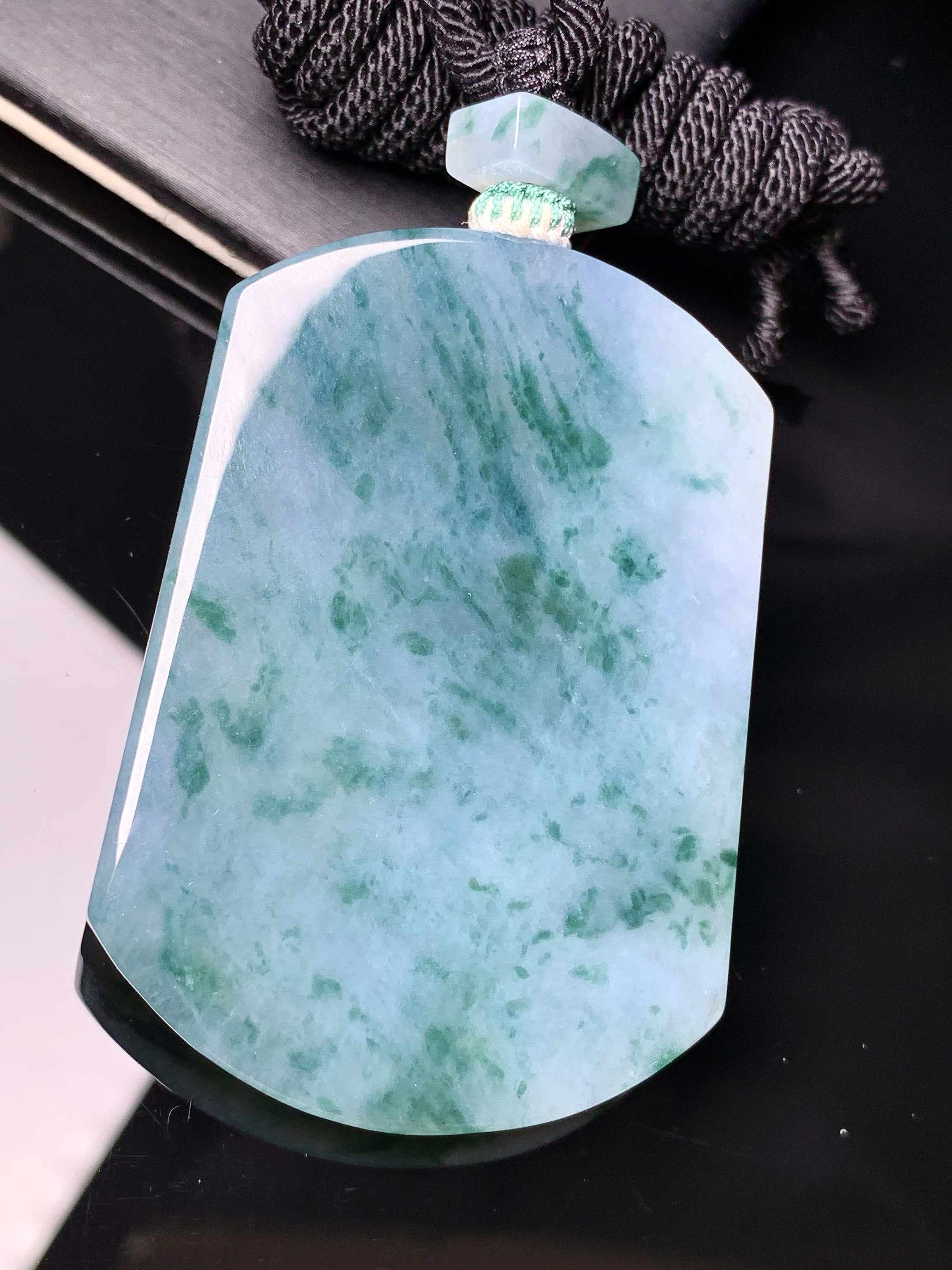 飘绿无事牌吊坠 玉质细腻 色泽艳丽清新 水润亮眼 整体尺寸53.5*37.5*6a5