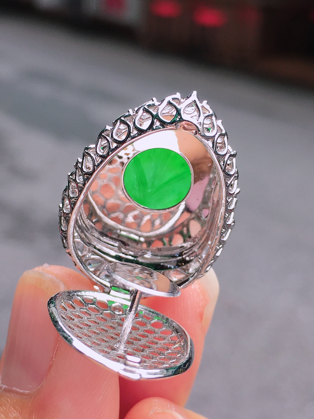 阳绿玉叶吊坠，色泽均匀艳丽，玉质细腻，荧光感超
强，饱满圆润，尽显优雅气质，18k
金豪华镶嵌