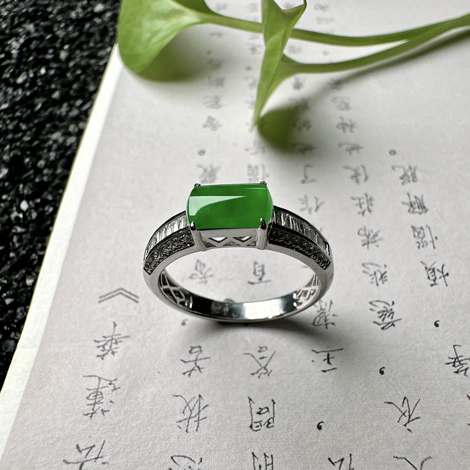 【冰种满绿马鞍戒指】种水色俱全，冰透闪亮，通透感饱满度很好，18k金钻镶嵌，裸石尺寸7.5*4.6*2.5毫米