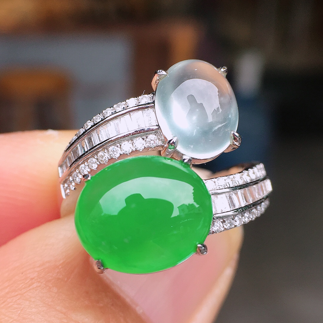 （冰+绿）二合一戒指，色泽均匀艳丽，玉质细腻，荧光感超
强，饱满圆润，尽显优雅气质，18k
金豪华镶