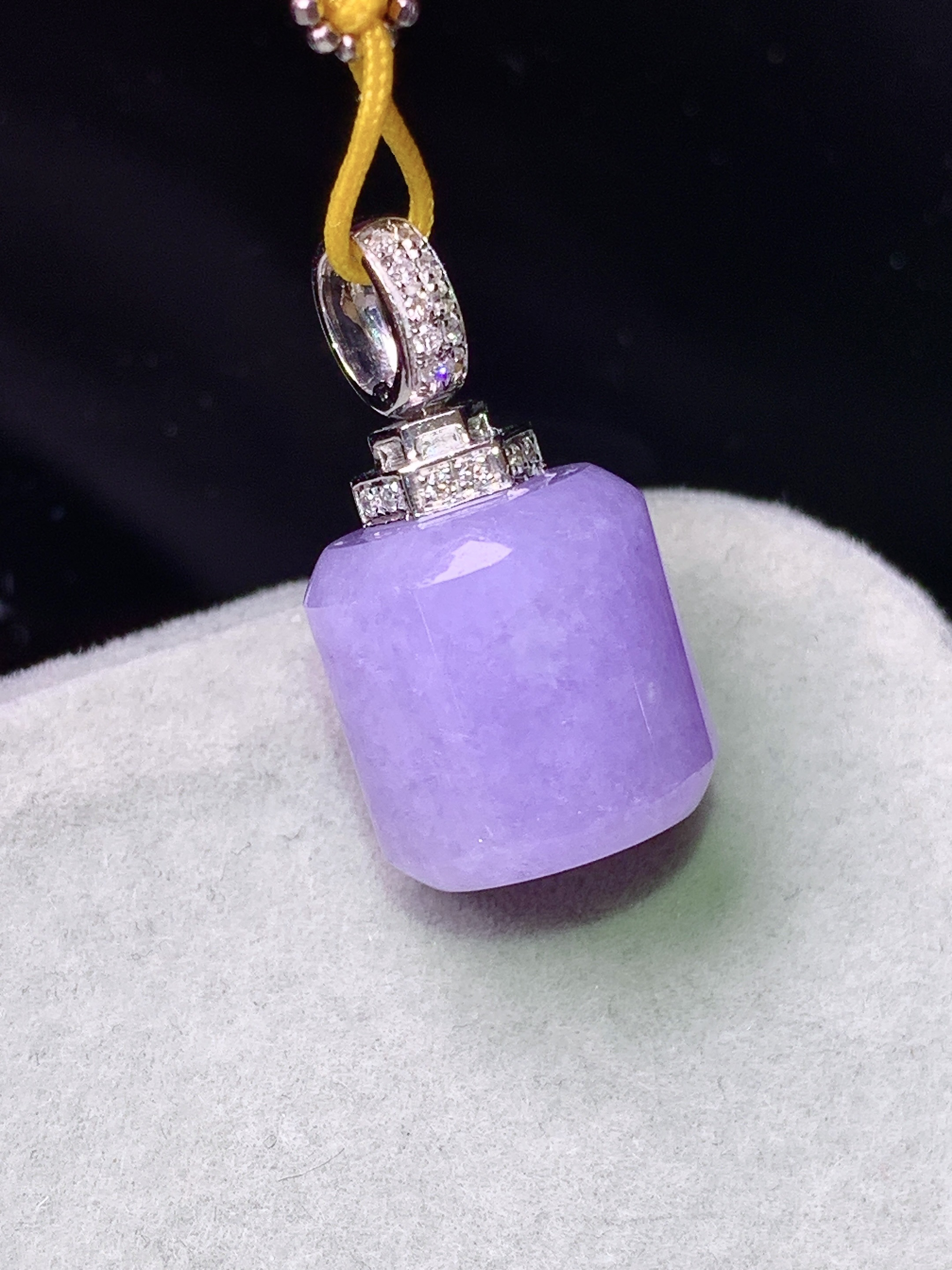 18k金钻镶嵌紫罗兰路路通吊坠 玉质细腻 色泽艳丽清新 水润亮眼 整体尺寸23.3*12.3b1
