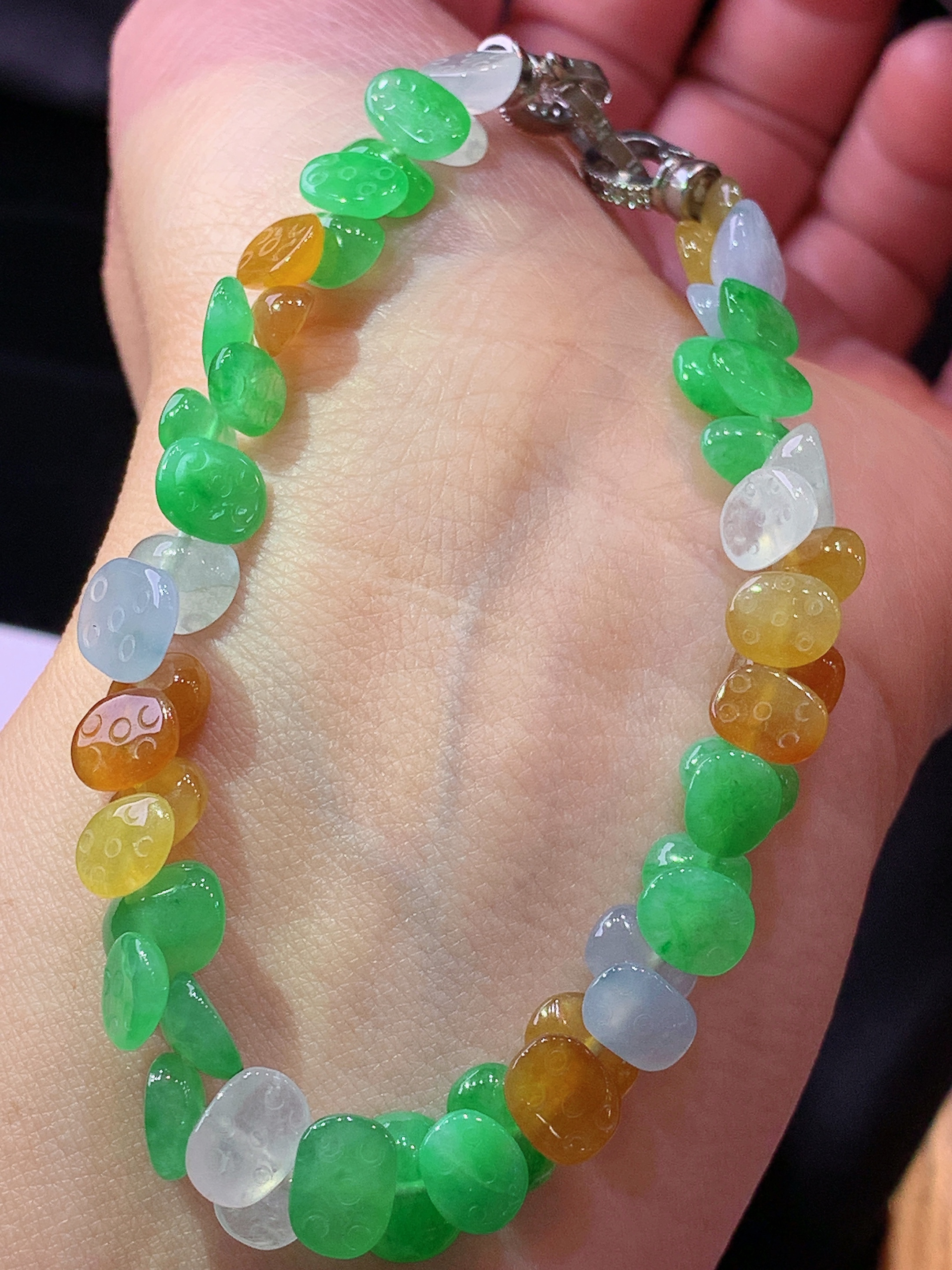 多彩莲蓬手链 玉质细腻 色泽艳丽清新 水润亮眼 整体尺寸8.6*6.5*3w1