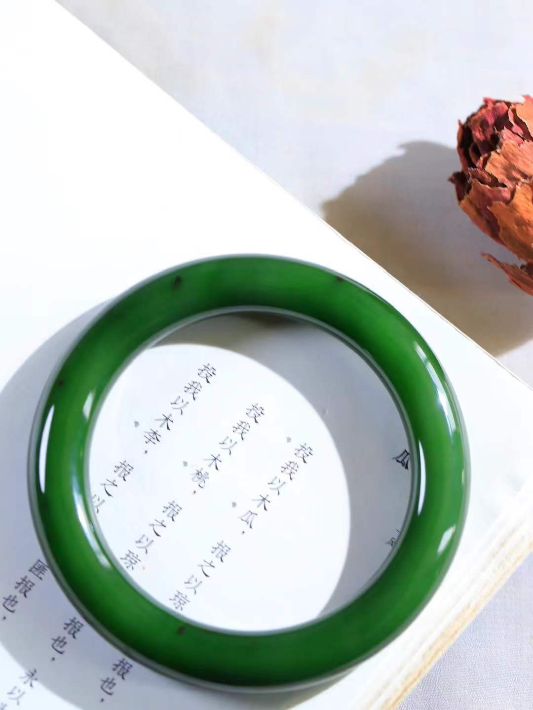 【碧波流转·手镯】

收藏级臻品️和田玉碧玉圆条手镯，玉质细腻温润，手感舒适，️线条流畅，简约大气，美自天成，佩戴于腕间，婉约之美，举手投足间透出那份低调奢华，醉人心扉。
重75.8克 内径圈口61mm  尺寸11.7-12mm  FDT-1140533