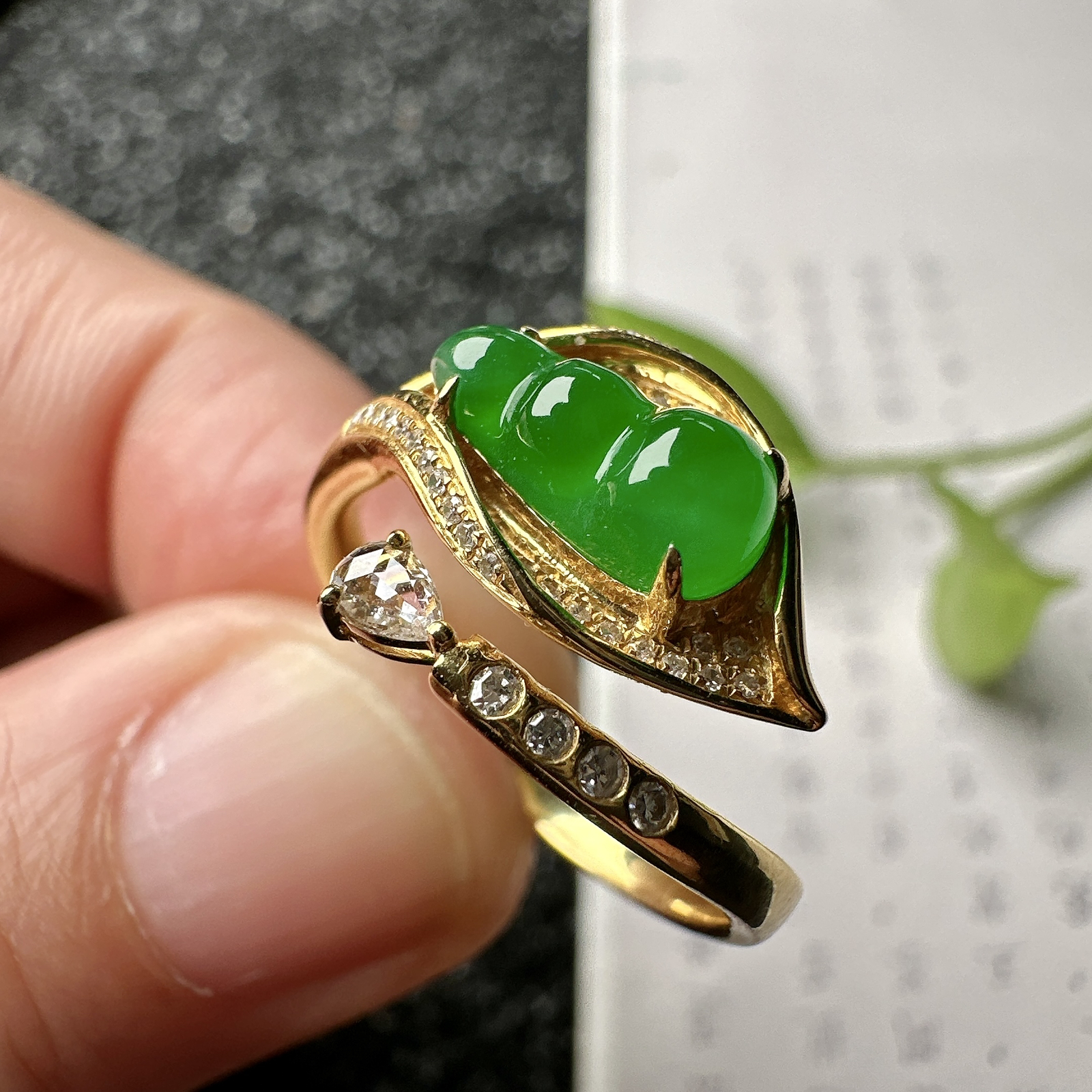 【冰种满绿福豆戒指】质地均匀细腻，冰润起光，胶感强烈，颜色娇艳，18K金钻精美镶嵌，裸石尺寸10.1*5*4毫米