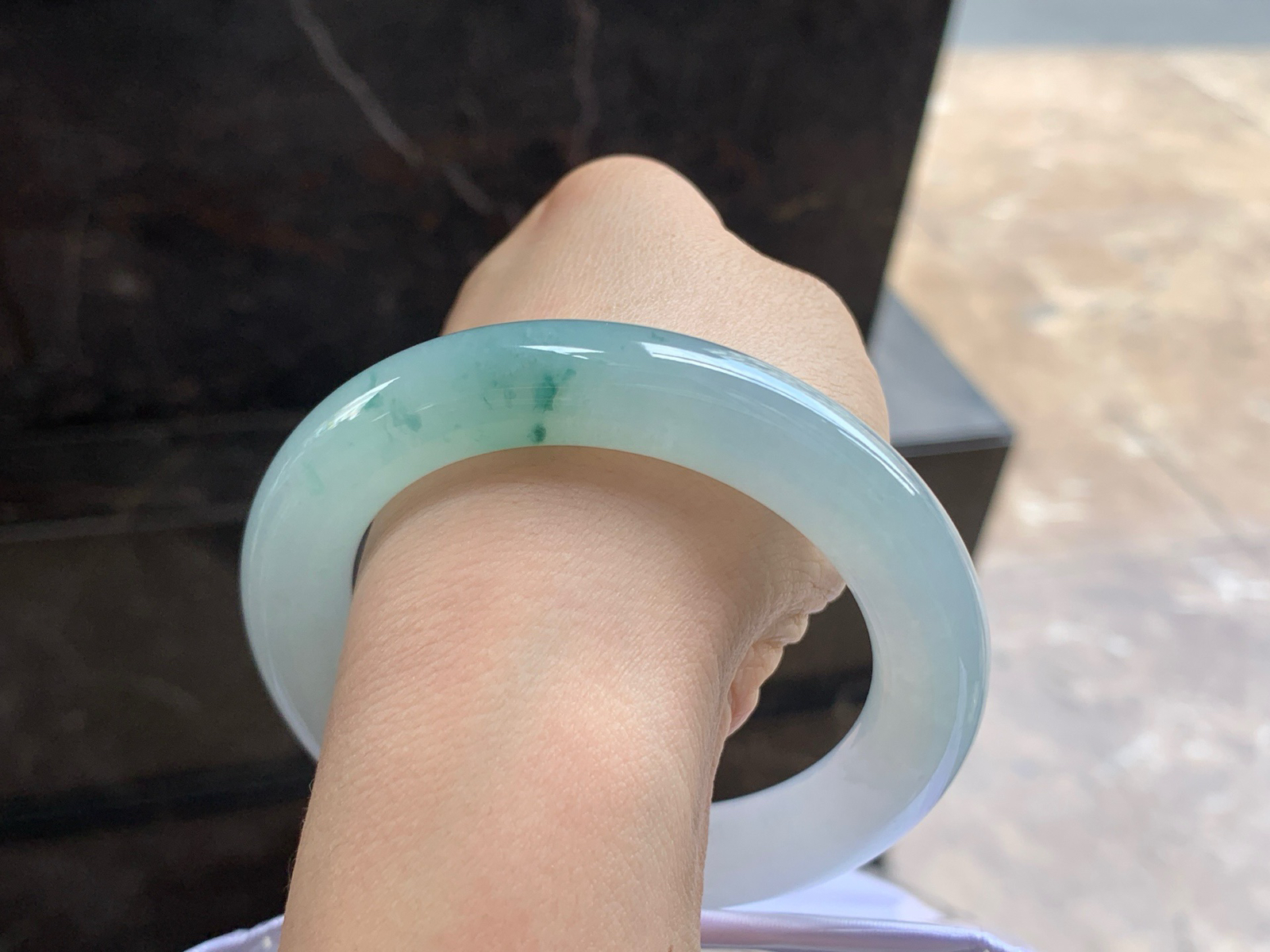 56-11.5

飘花圆条手镯^_^玉质温润