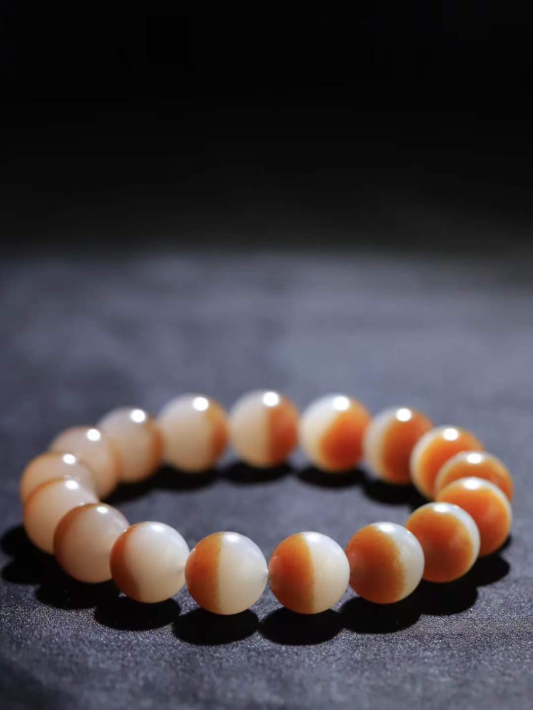 【珠圆玉润.手串】

精品和田玉糖白玉珠圆玉润手串 玉质温润细腻  整串打磨圆润，佩戴舒适。珠珠落玉盘，间关莺语花底滑，一生美好时光，无论身在何处，都有它相伴相守。事事顺遂，幸福美满，吉祥如意。重43.8克 尺寸取一11.8mm  7940278A