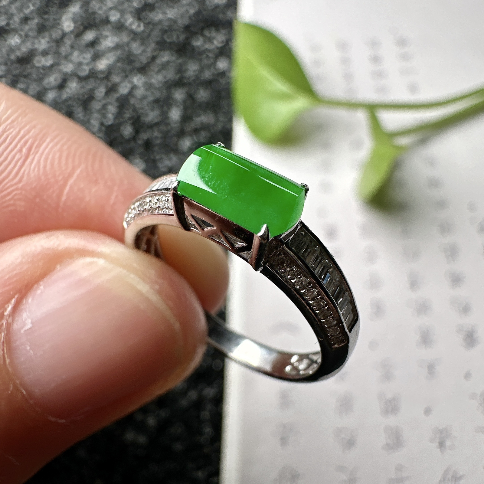 【冰种满绿马鞍戒指】种水色俱全，冰透闪亮，通透感饱满度很好，18k金钻镶嵌，裸石尺寸7.5*4.6*2.5毫米