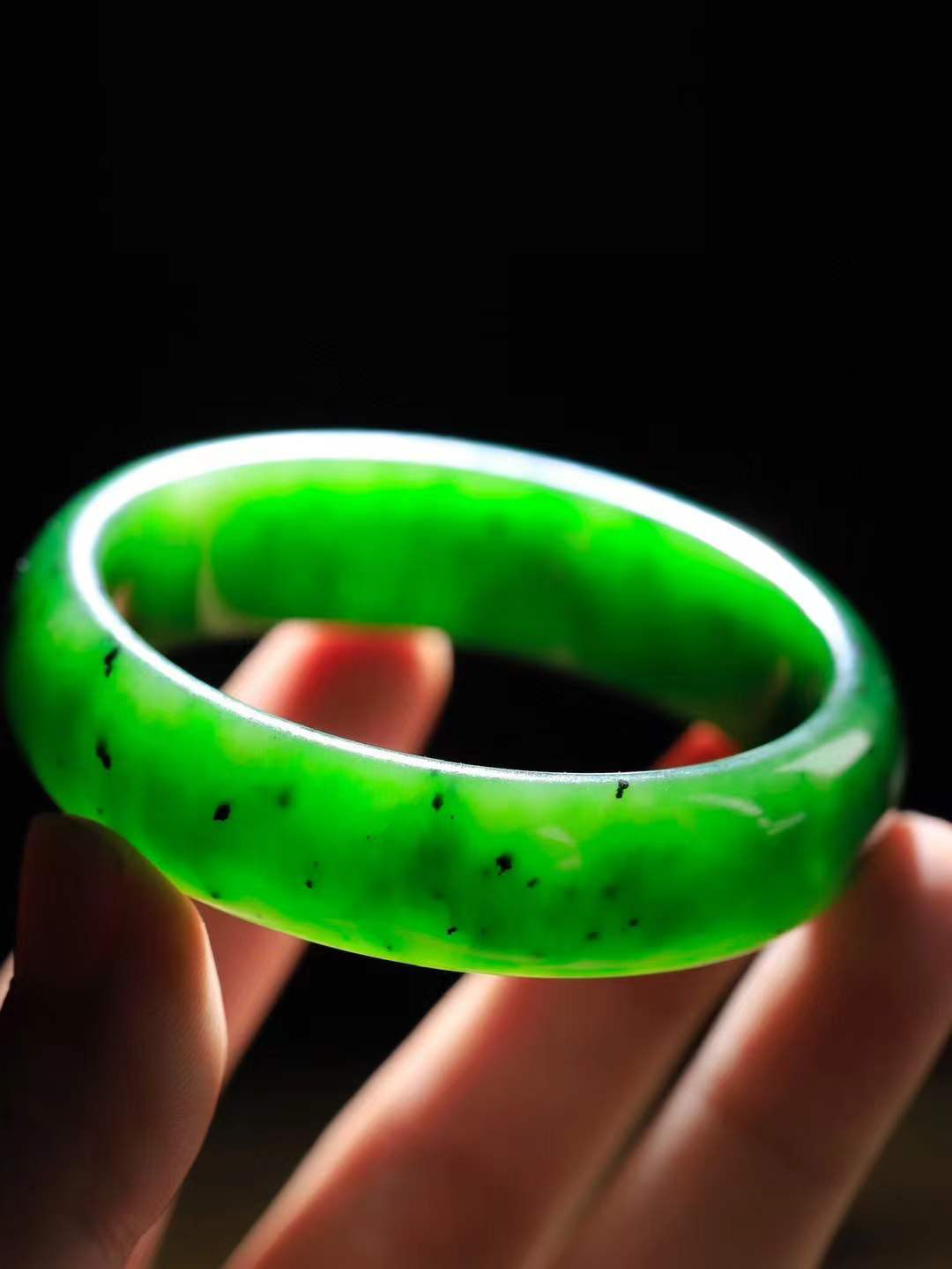 【悠悠芳华.镯】

精品和田玉碧玉手镯 玉质温润 青葱岁月，尽收腕中，婉转流畅，凝岁月悠长。盈一眸恬淡，挽一抹绿意。
重64克   内径58mm尺寸16.2-7.5mm   FDL-8640516