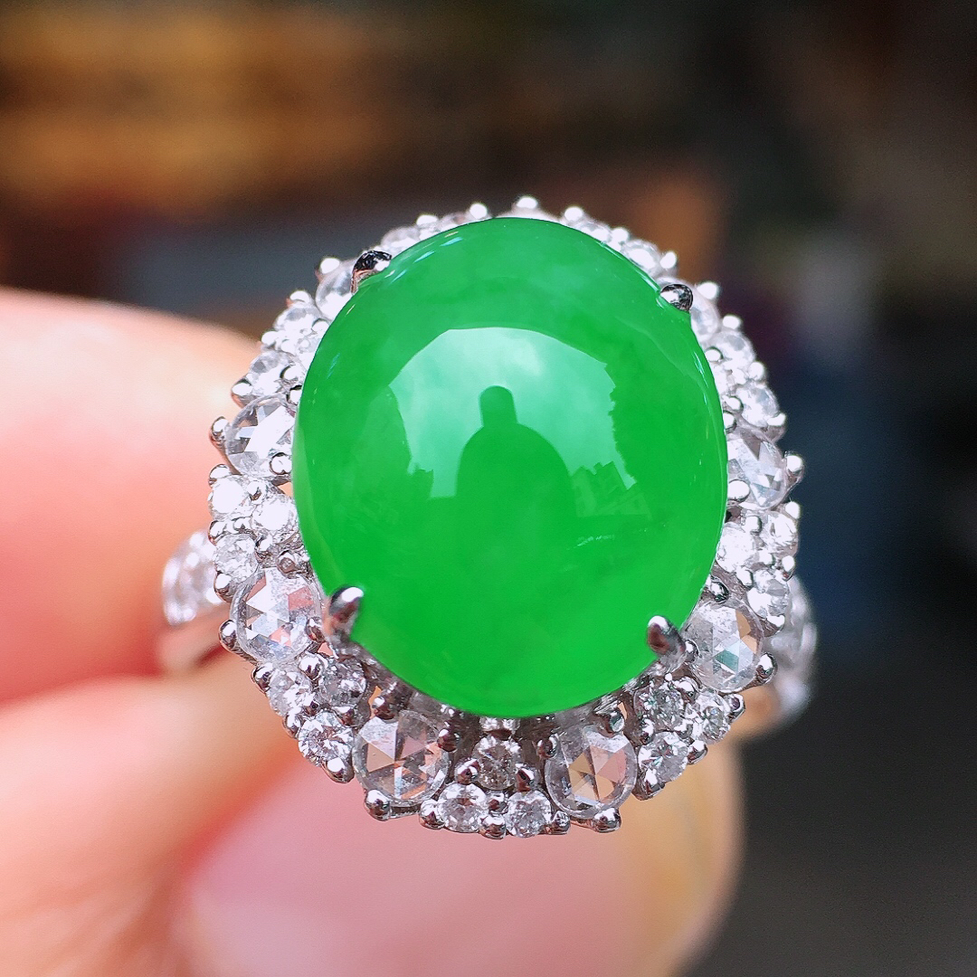 阳绿蛋面戒指，色泽均匀艳丽，玉质细腻，荧光感超
强，饱满圆润，尽显优雅气质，18k
金豪华镶嵌