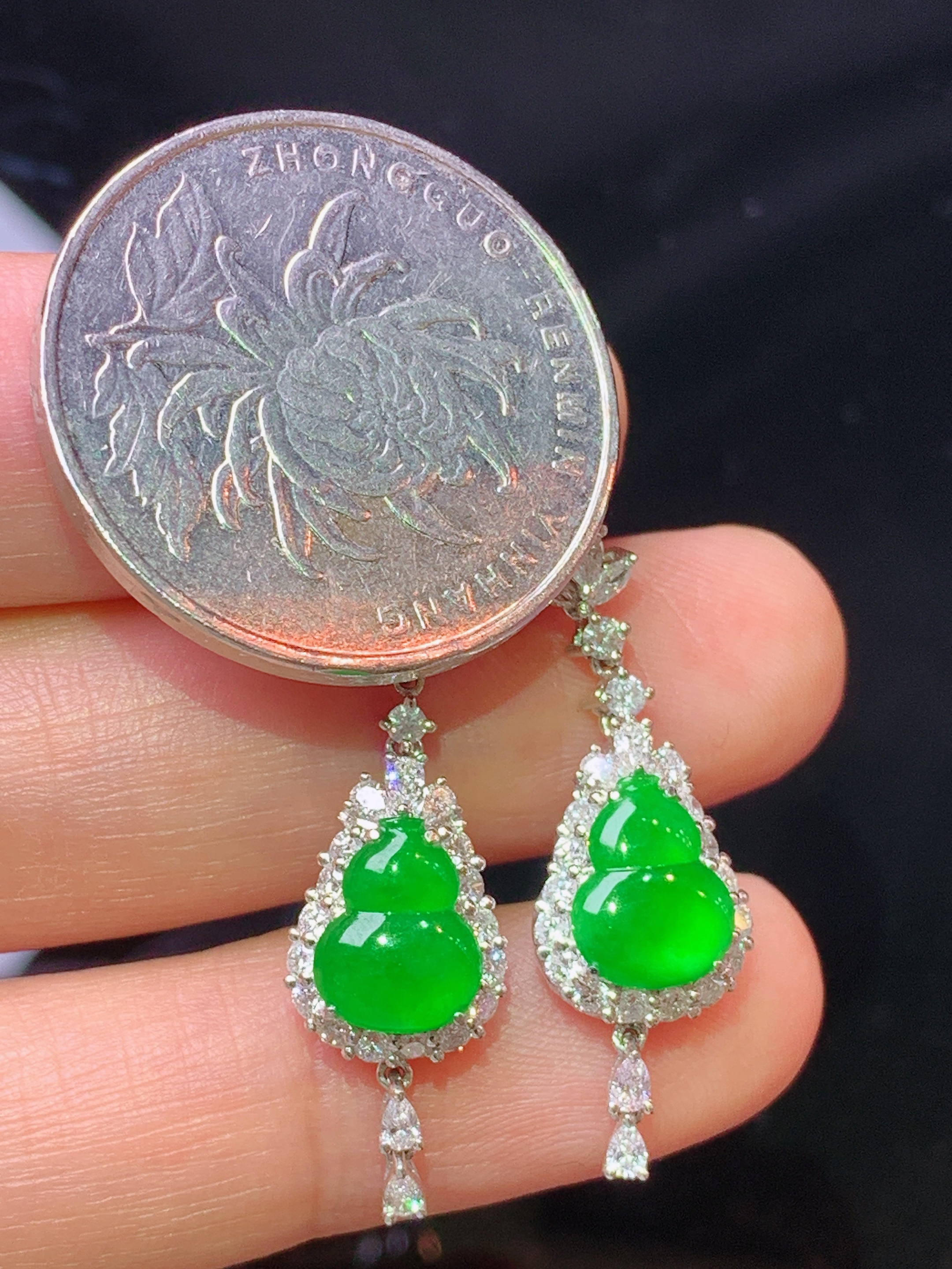 18k金钻镶嵌满绿葫芦耳坠 玉质细腻 色泽艳丽清新 水润亮眼 整体尺寸28.5*9.3*6m3