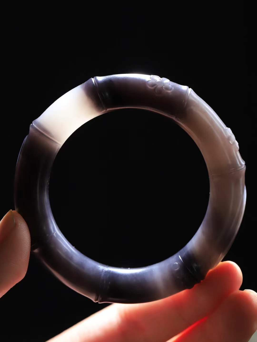 【节节高升.手镯】

精品和田玉烟紫白双色竹手镯，玉质温润细腻，苏工精雕竹节，竹子品德高尚，生而有节，象征气节正直、不屈不俗。竹叶纤秀俊逸，舒展自如，迎风摇曳，柔美清逸，清新典雅。️整器画面空灵简洁佩于胸前，寓意祝福，高风亮节，步步高升。
内径53mm尺寸12-12.6mm重60克9947377T