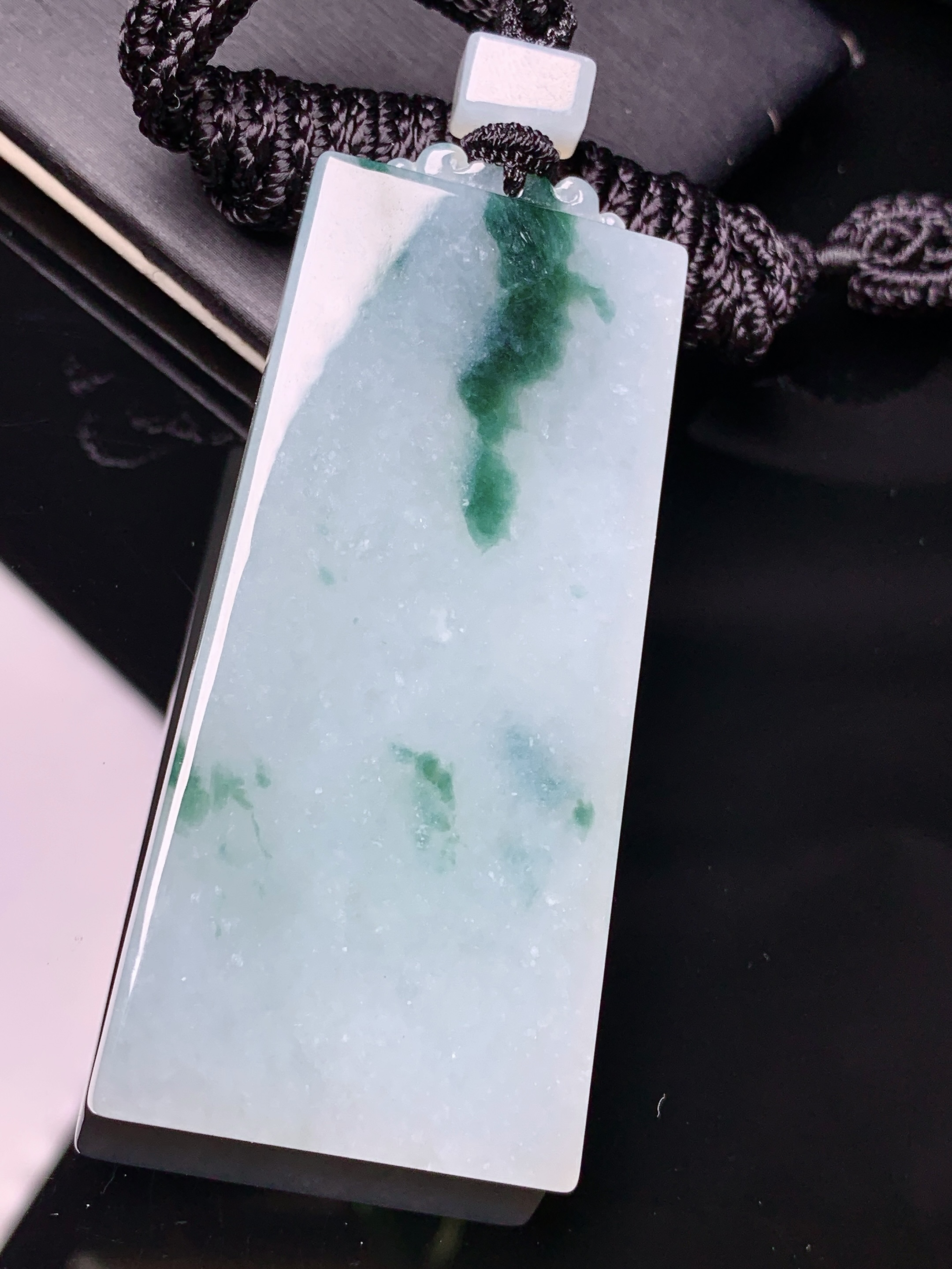 飘绿无事牌吊坠 玉质细腻 色泽艳丽清新 水润亮眼 整体尺寸64*28.8*6.2L1