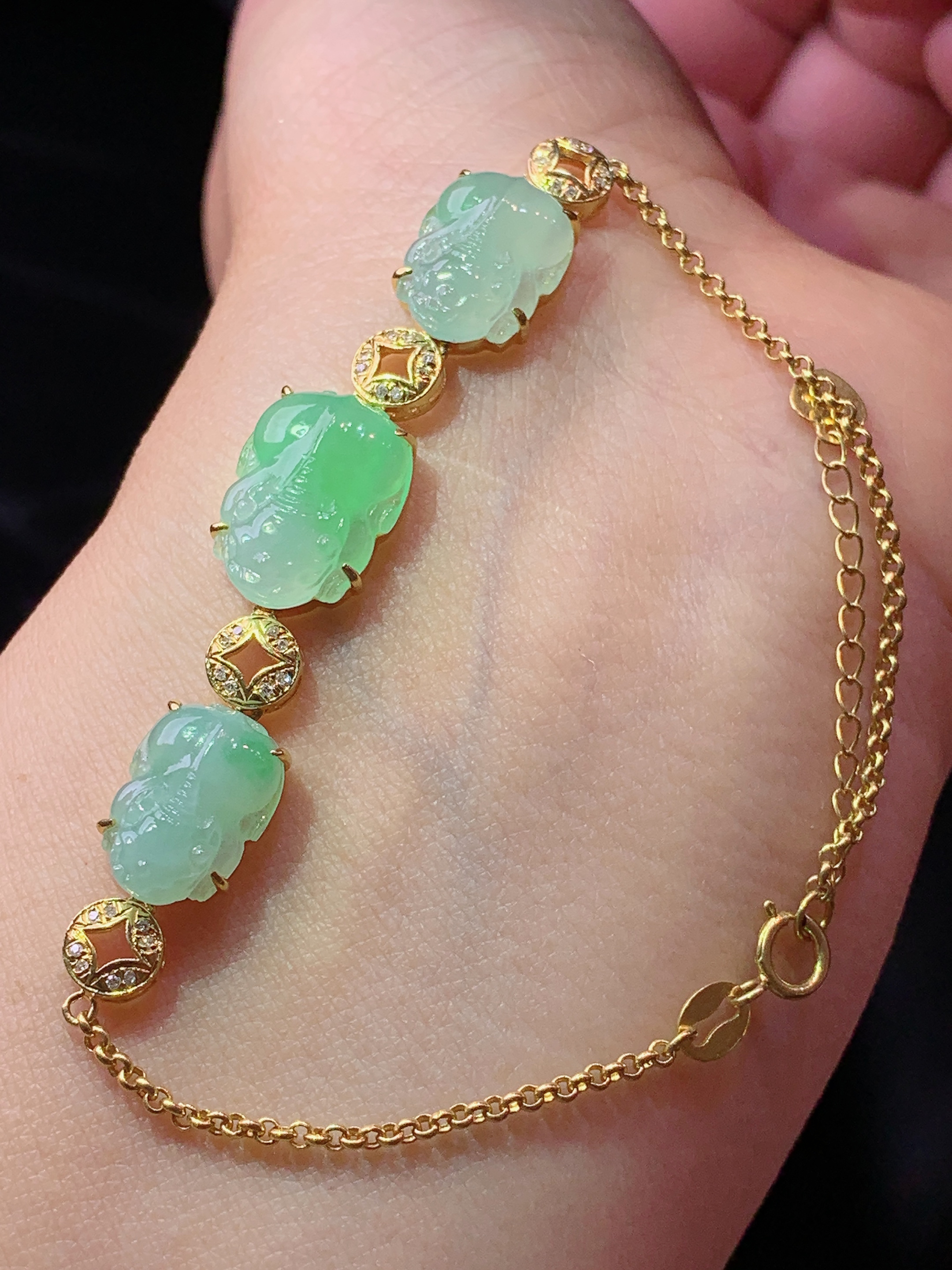 18k金钻镶嵌飘绿貔貅手链 玉质细腻 色泽艳丽清新 水润亮眼 整体尺寸180*10*5.2f3