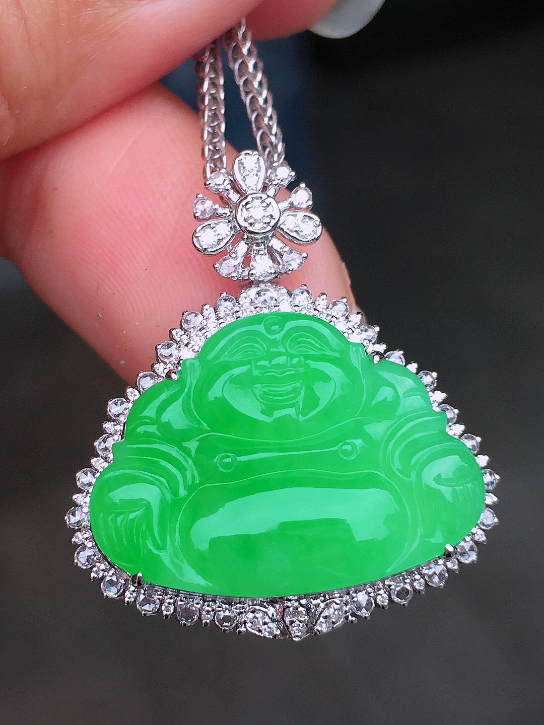 阳绿佛公吊坠，色泽均匀艳丽，玉质细腻，荧光感超
强，饱满圆润，尽显优雅气质，18k
金豪华镶嵌