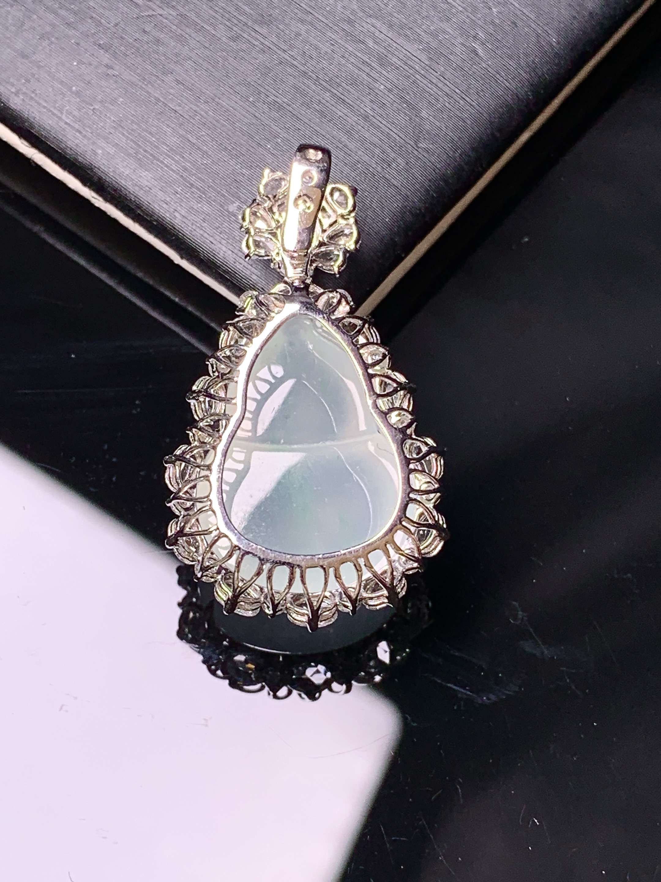 18k金钻镶嵌冰种葫芦吊坠 玉质细腻 色泽艳丽清新 水润亮眼 整体尺寸30*17.2*10.3m3