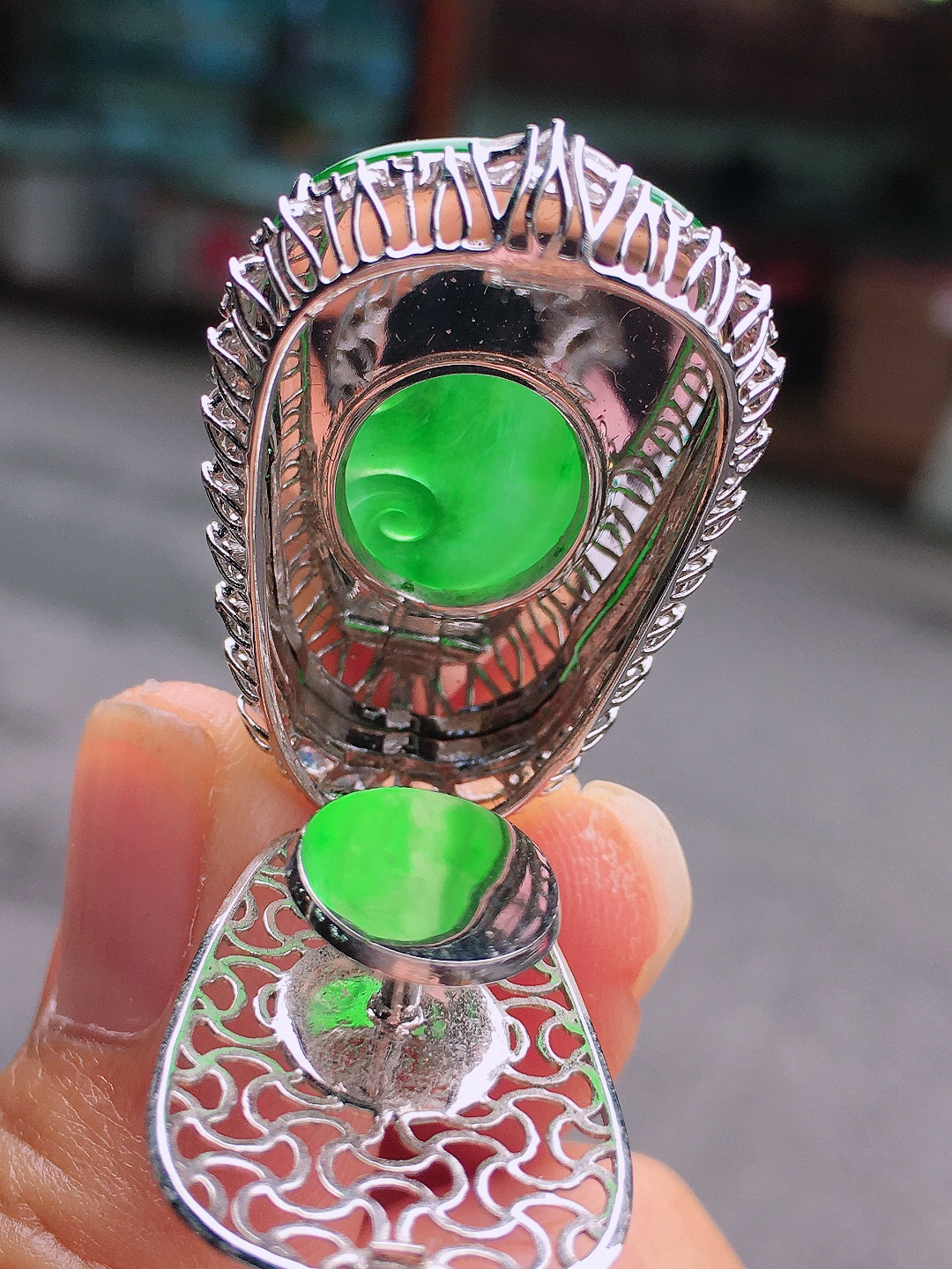 阳绿如意吊坠，色泽均匀艳丽，玉质细腻，荧光感超
强，饱满圆润，尽显优雅气质，18k
金豪华镶嵌