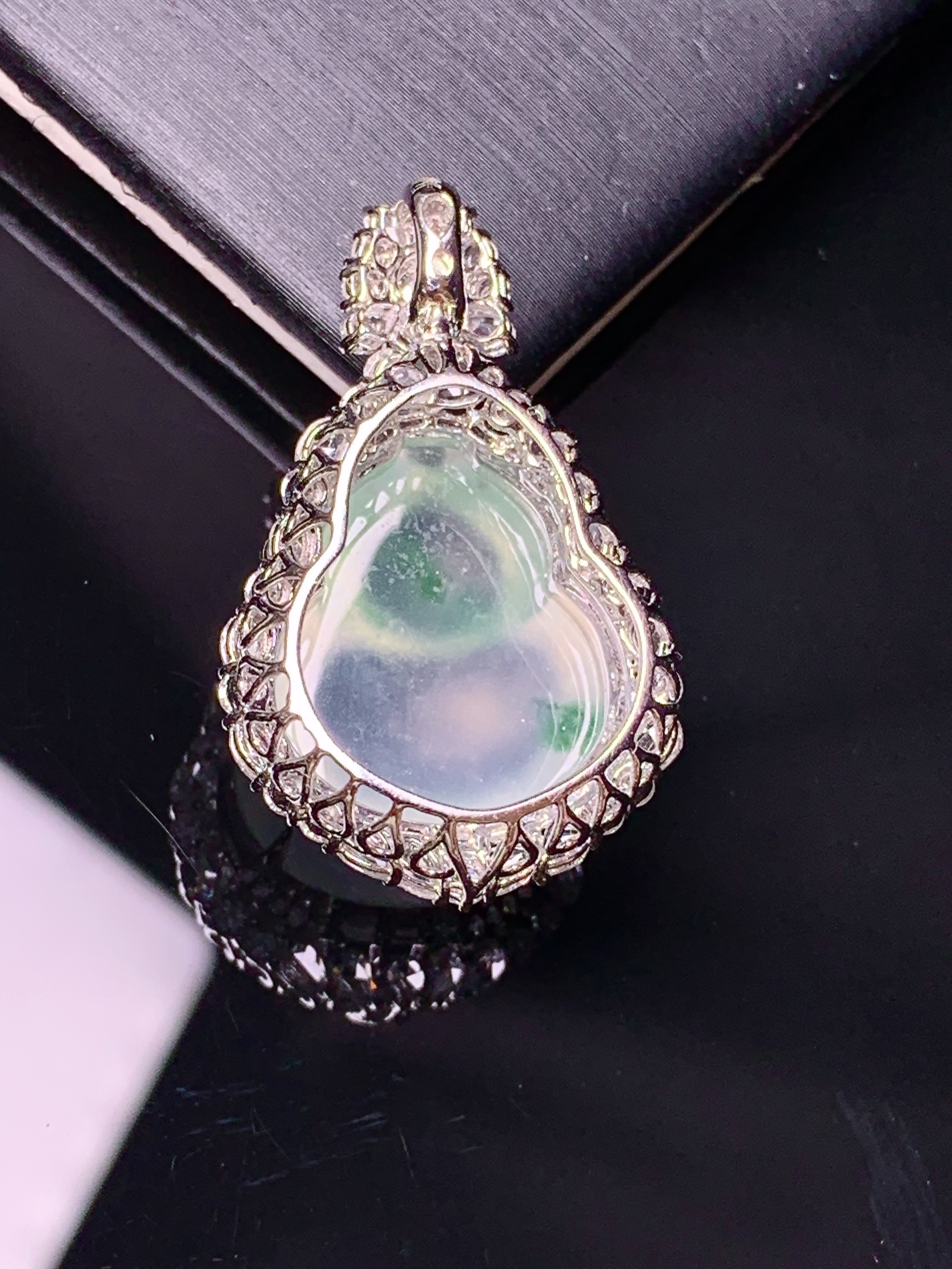 18k金钻镶嵌飘绿葫芦吊坠 玉质细腻 色泽艳丽清新 水润亮眼 整体尺寸31.2*19*12.3t1