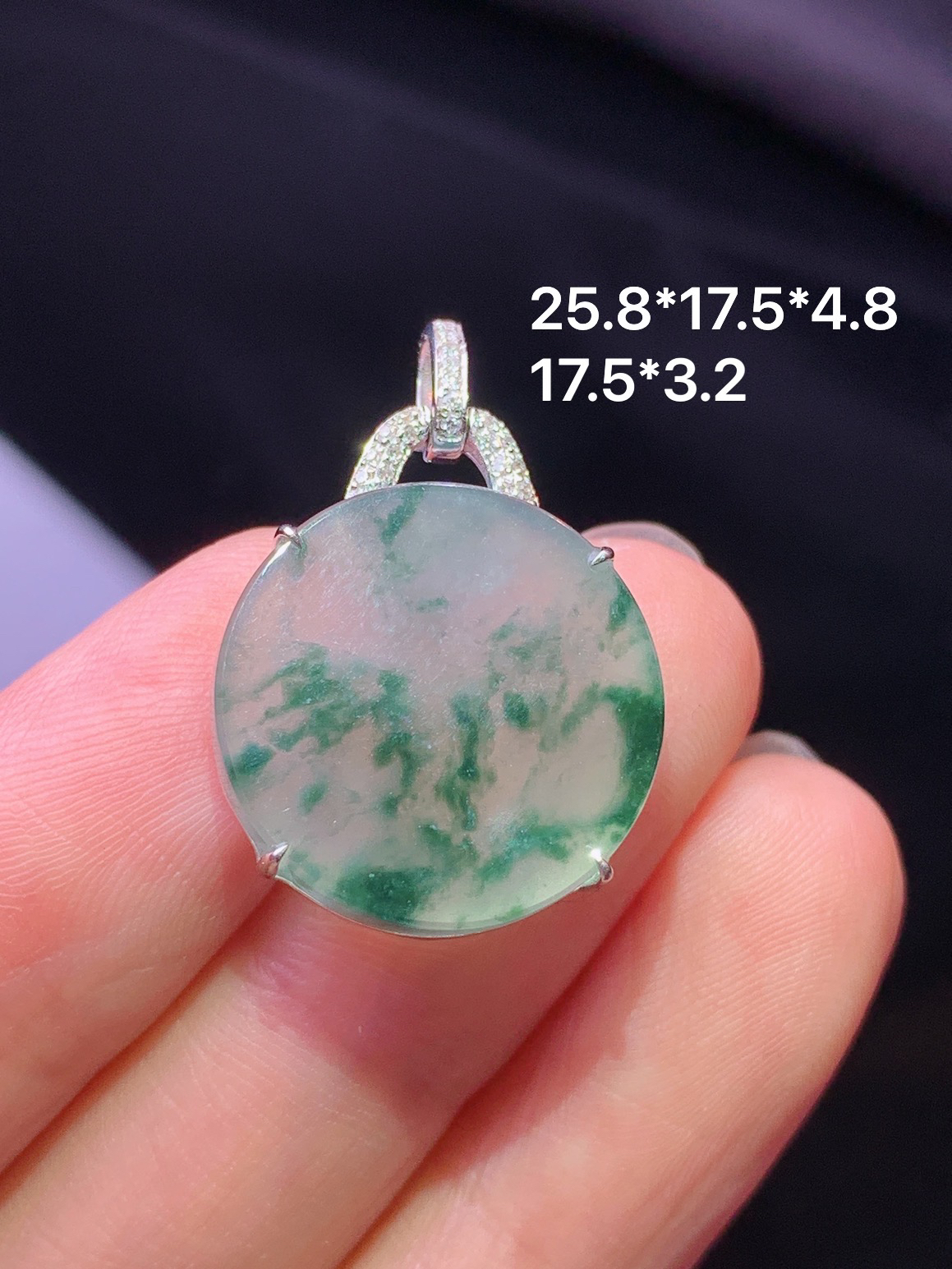 18k金钻镶嵌冰种飘绿圆牌吊坠 玉质细腻 色泽艳丽清新 水润亮眼 整体尺寸25.8*17.5*4.8b1