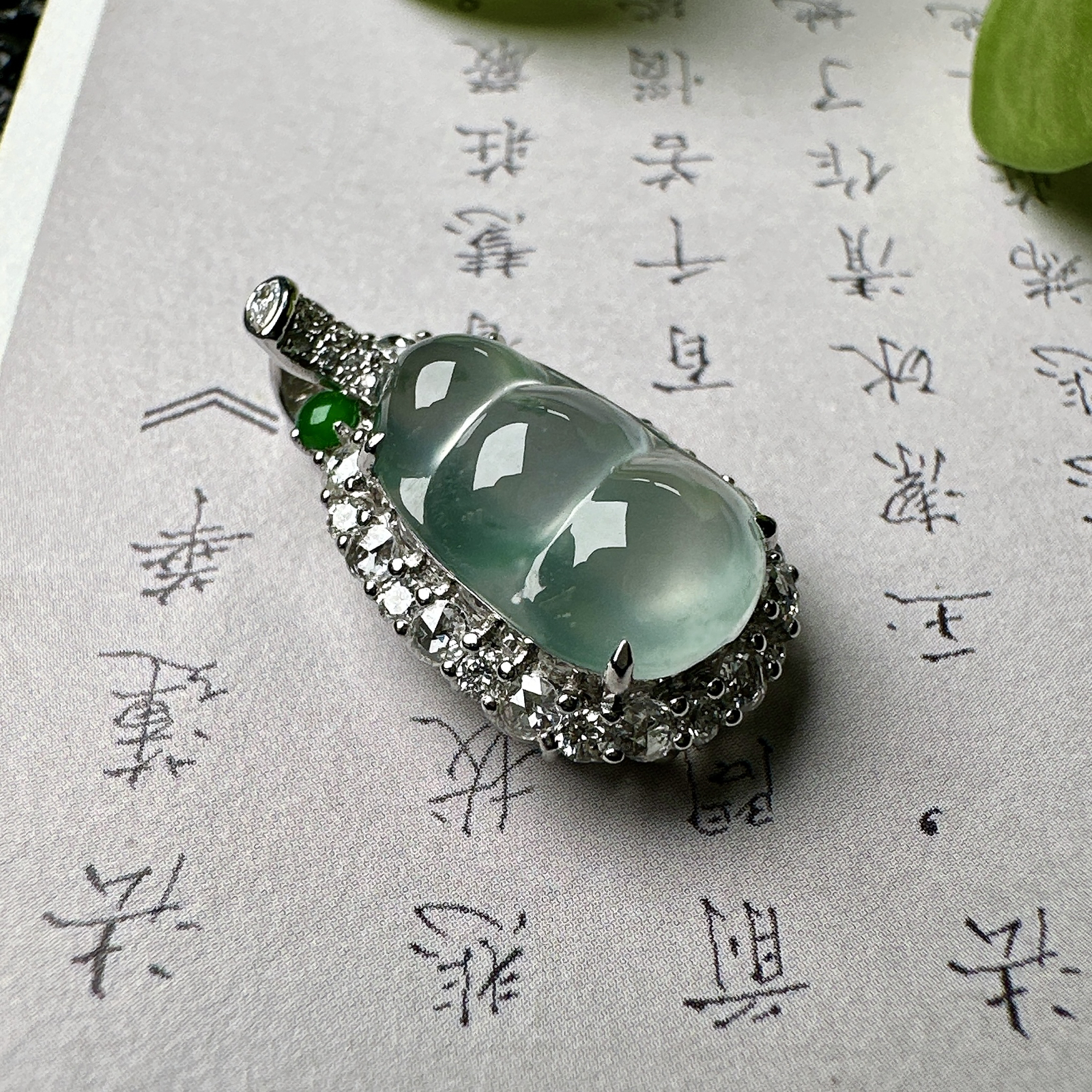 【玻璃种飘花福豆吊坠】种地上乘，冰感十足，通透起光，饱满圆润，收藏品质，18k金钻镶嵌，裸石尺寸14.4*8.7*4.1毫米