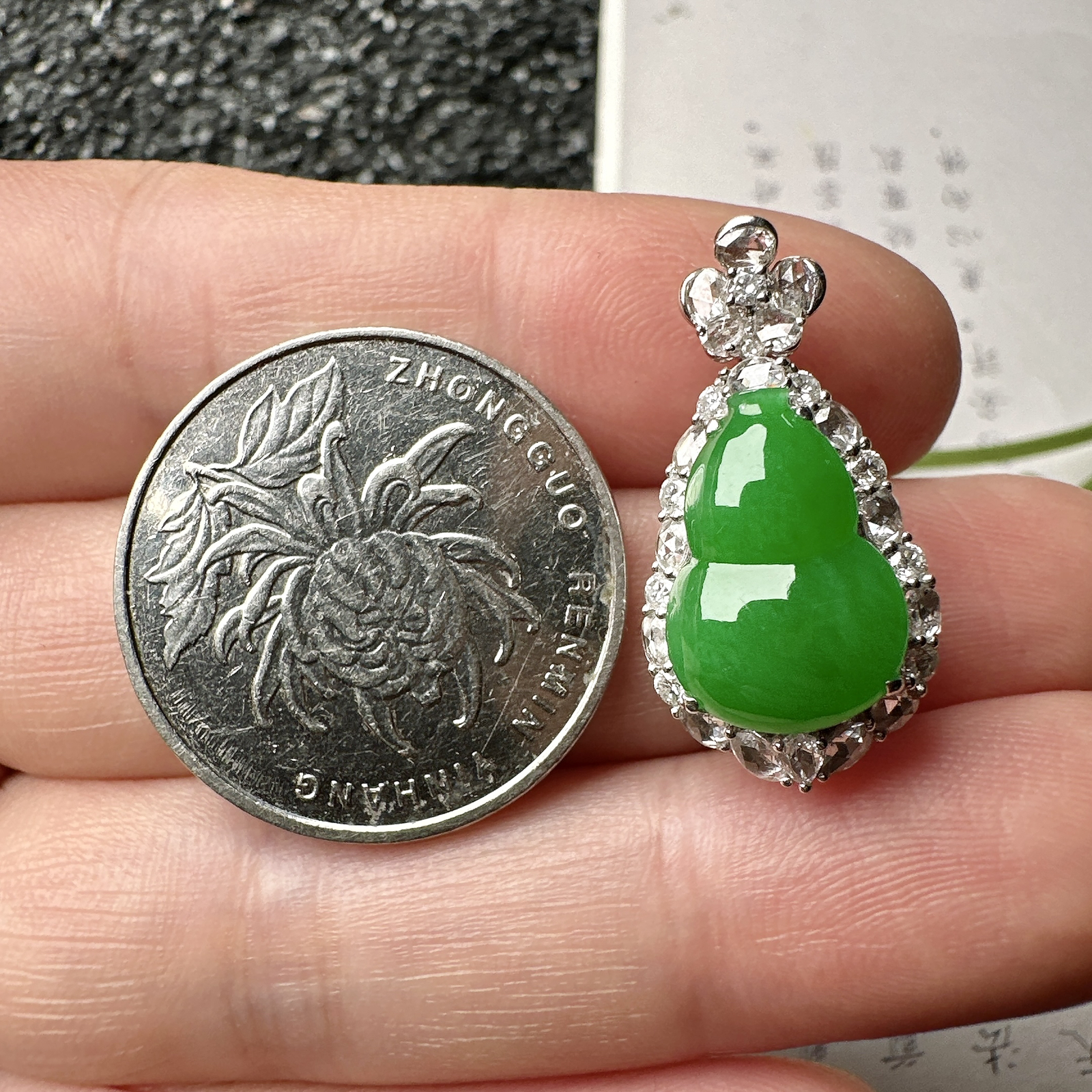【冰种满绿葫芦吊坠】质地细腻，冰润起光，胶感强烈，冰感明显，18K金钻精美镶嵌，裸石尺寸14.4*9.9*3.4毫米