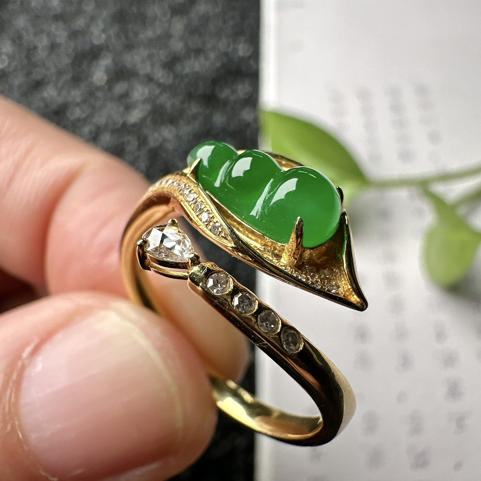 【冰种满绿福豆戒指】质地均匀细腻，冰润起光，胶感强烈，颜色娇艳，18K金钻精美镶嵌，裸石尺寸10.1*5*4毫米