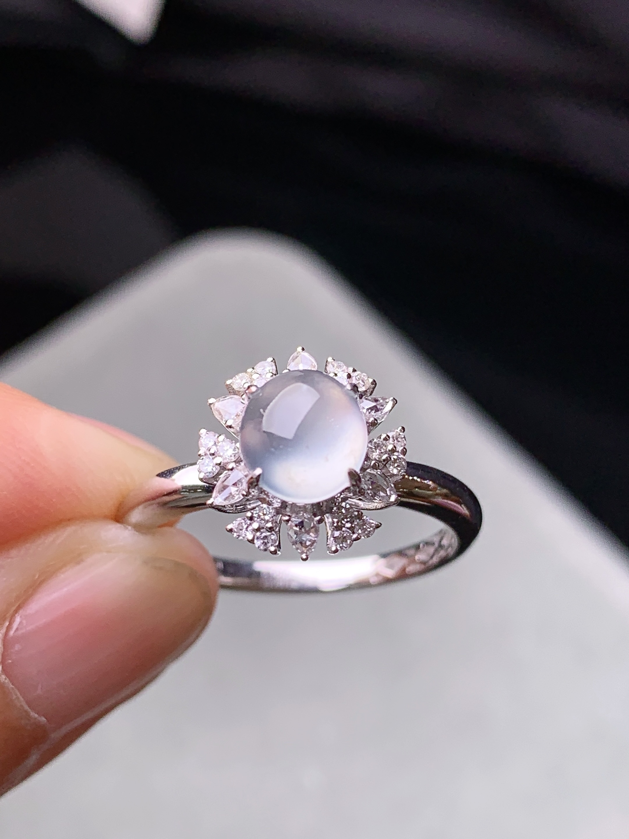 18k金钻镶嵌冰种蛋面戒指 玉质细腻 色泽艳丽清新 水润亮眼 圈口14 整体尺寸11*10.2*8.8m3