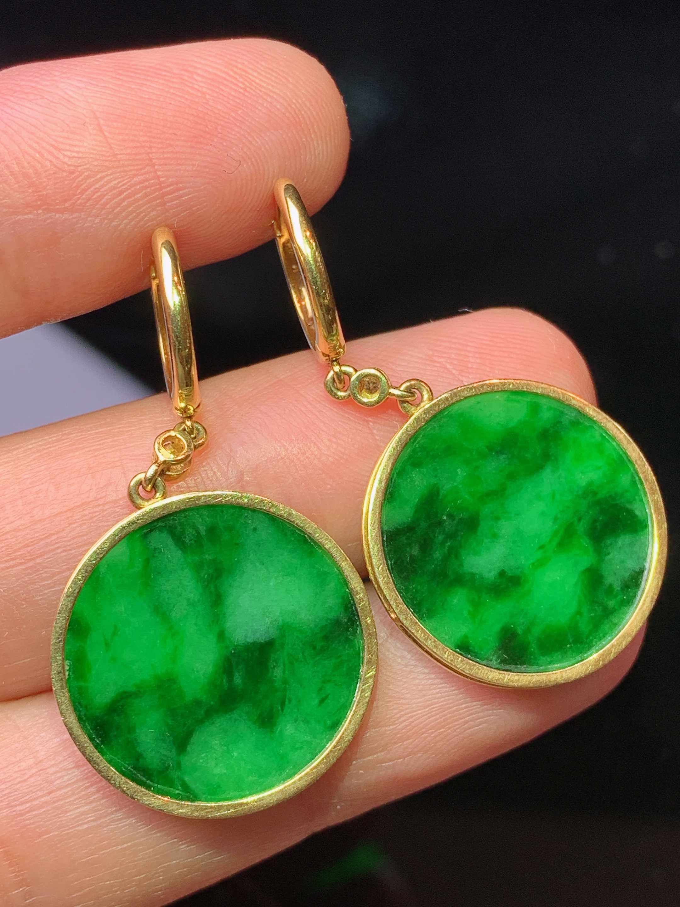 18k金钻镶嵌翠绿圆牌耳坠 玉质细腻 色泽艳丽清新 水润亮眼 整体尺寸34.2*18.5*2*b1