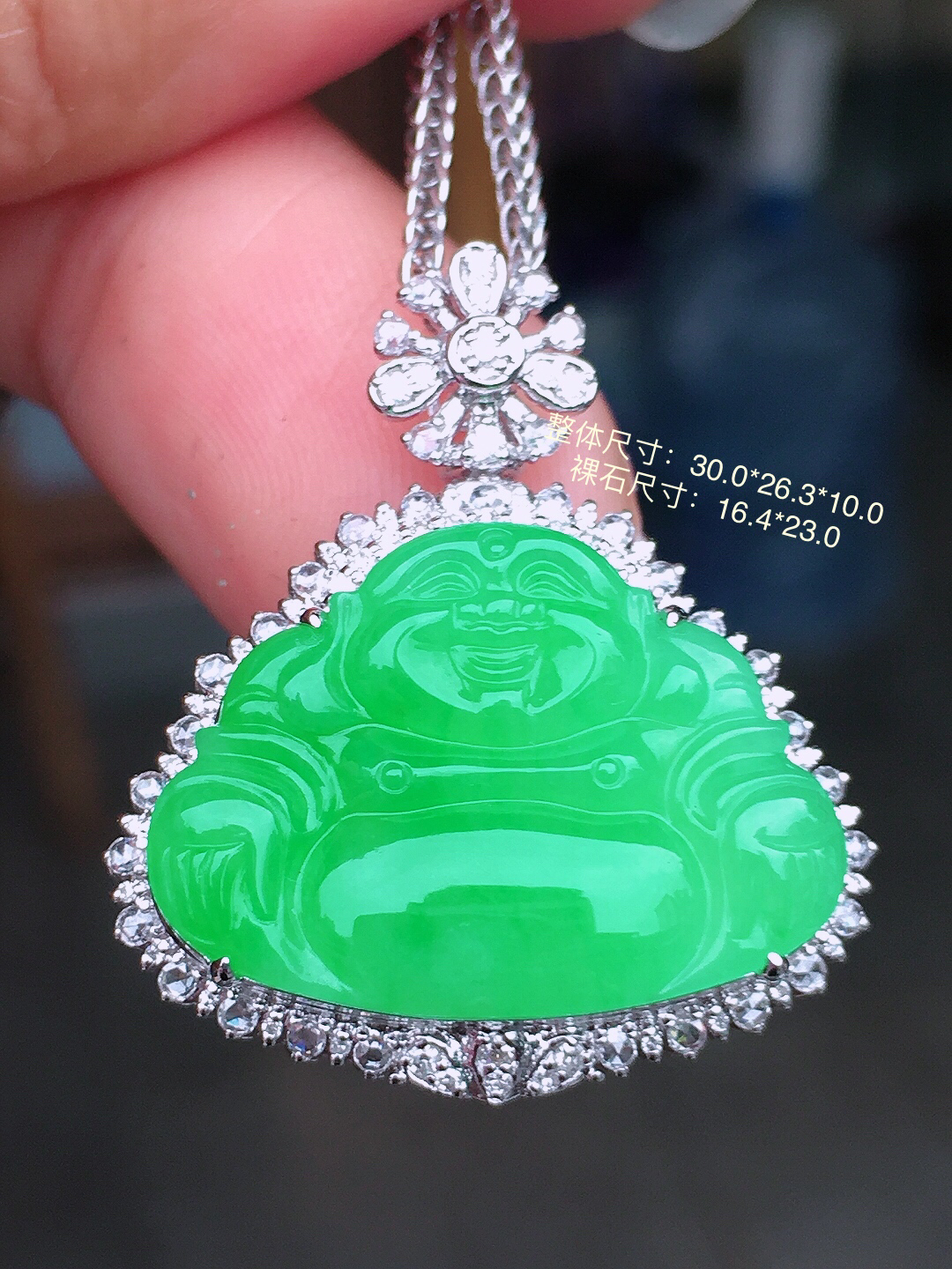 阳绿佛公吊坠，色泽均匀艳丽，玉质细腻，荧光感超
强，饱满圆润，尽显优雅气质，18k
金豪华镶嵌