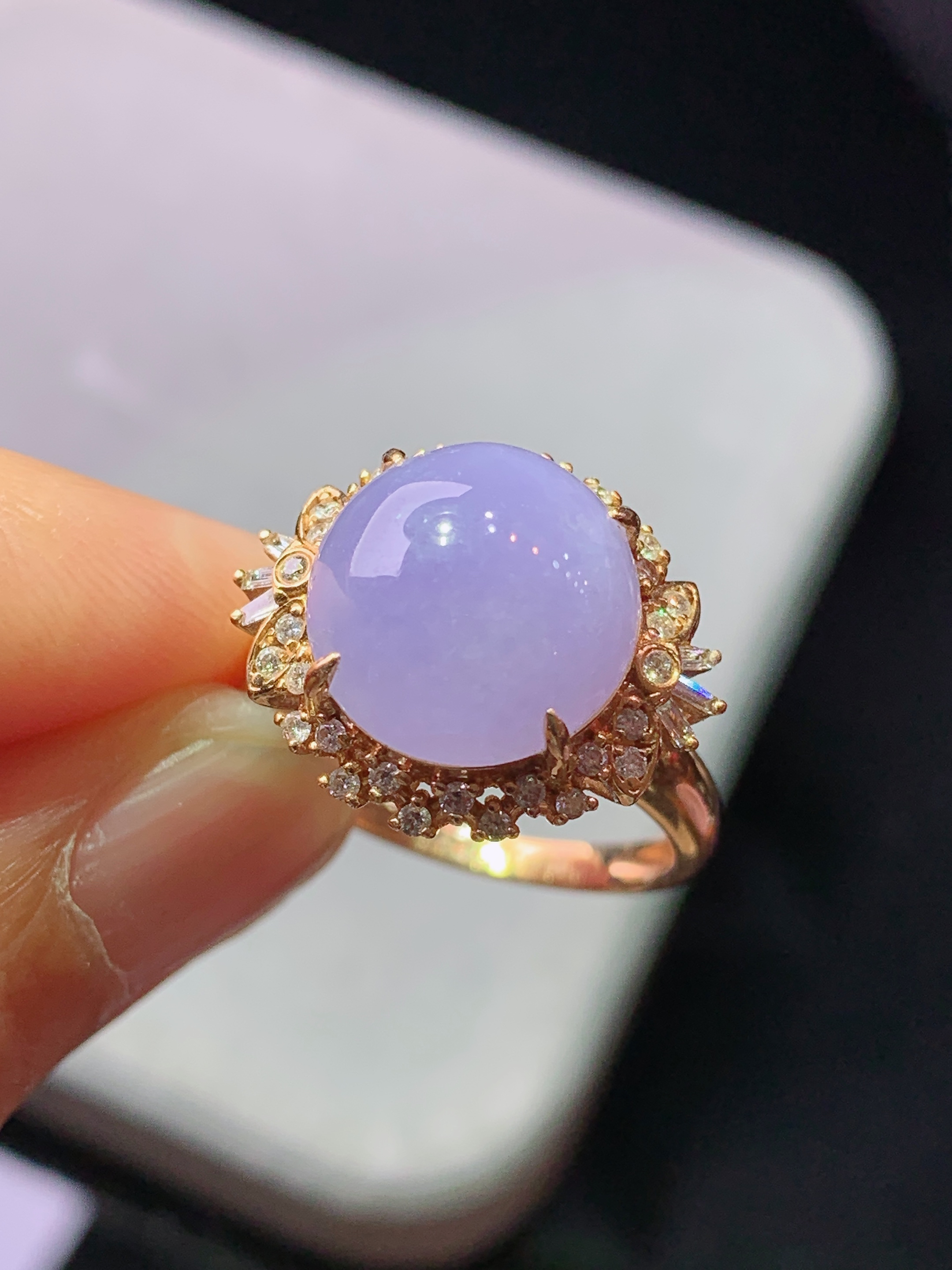 18k金钻镶嵌紫罗兰蛋面 玉质细腻 色泽艳丽清新 水润亮眼 圈口14.5 整体尺寸15.5*18*11.5b2