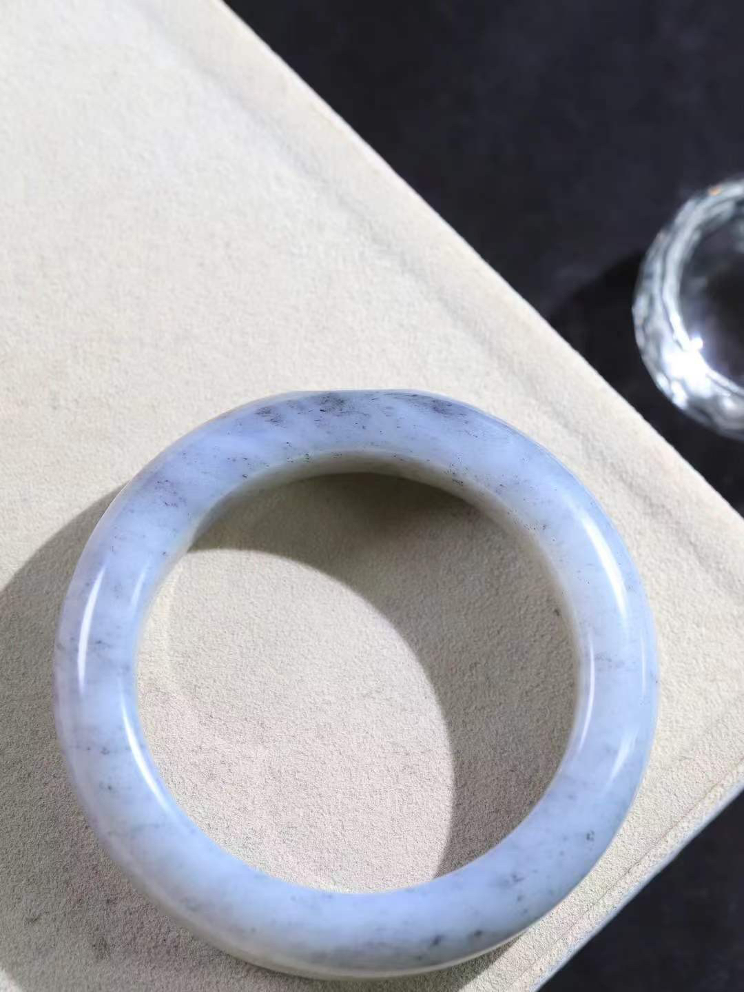 【籽.水墨风情.手镯】

新疆和田籽料青花手镯 玉质细腻饱满，镯型大气，脂感油润。青花晕染轻淌，让人迷醉其中，就如身在云雾飘渺的群山之中，雾气升腾～重98.5克 尺寸58-17-11.3mm FDT-7740300