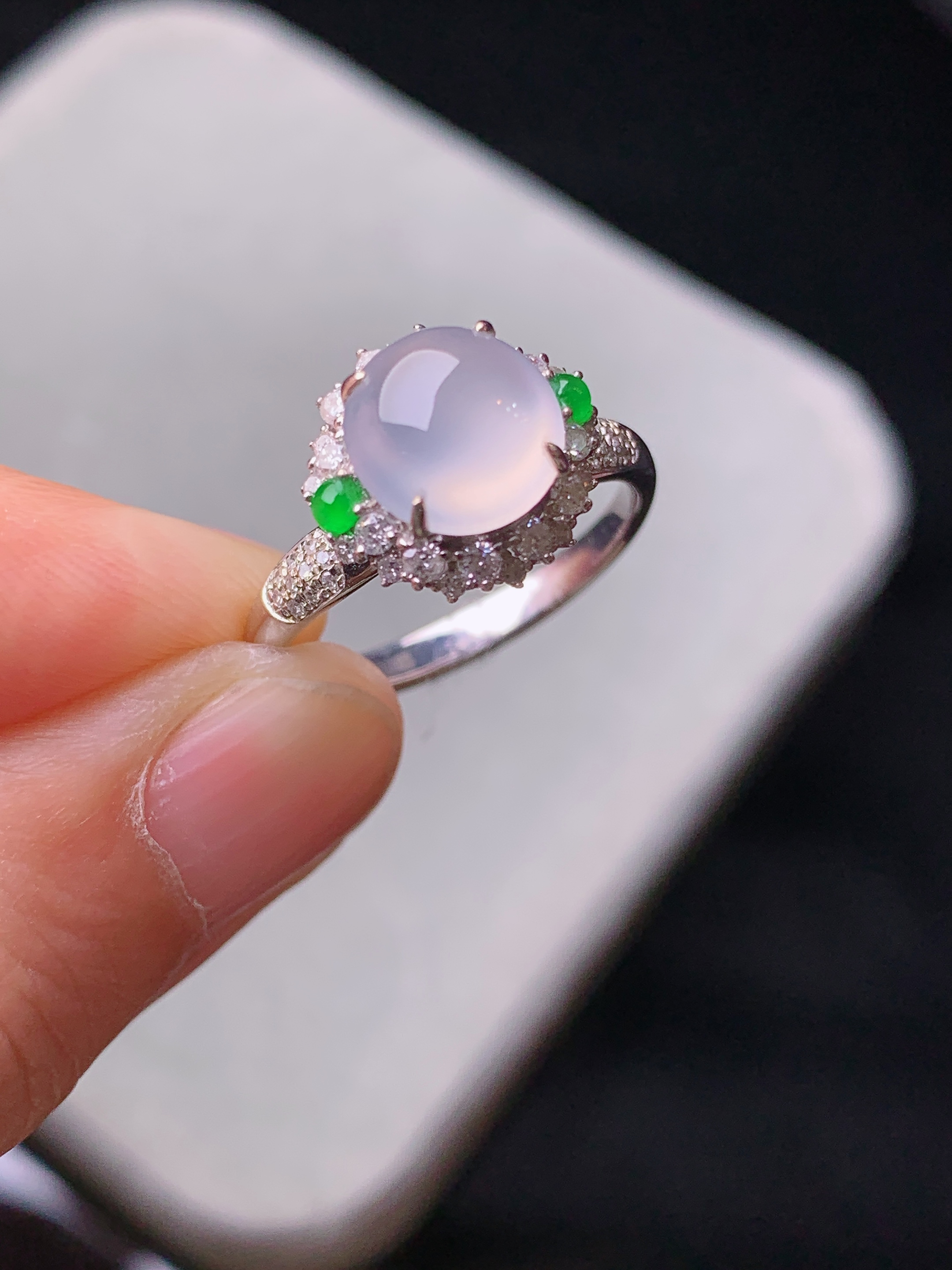 18k金钻镶嵌冰种蛋面戒指 玉质细腻 色泽艳丽清新 水润亮眼 圈口14 整体尺寸11.3*11.8*