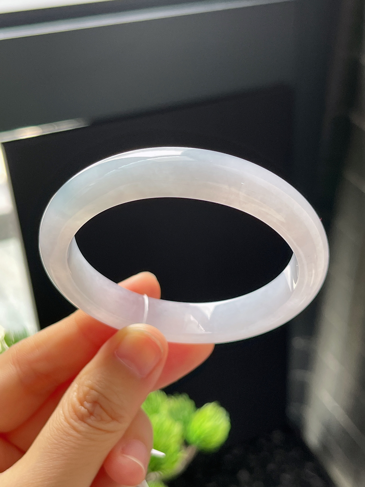 贵妃镯52.5圈口，翡翠冰糯种淡绿色手镯