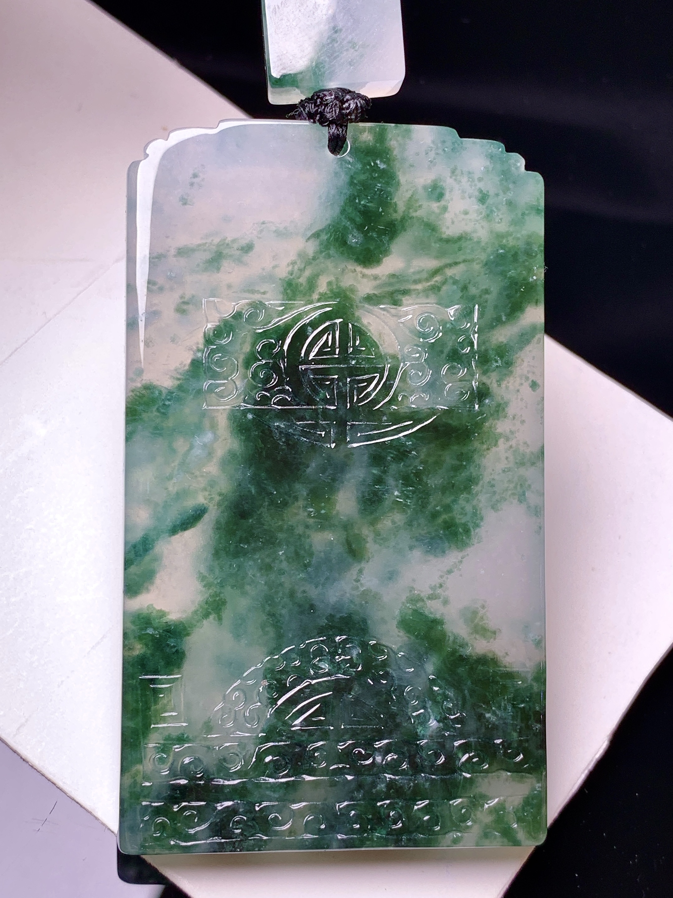 飘绿无事牌吊坠 玉质细腻 色泽艳丽清新 水润亮眼 整体尺寸61.6*36*5.7L1