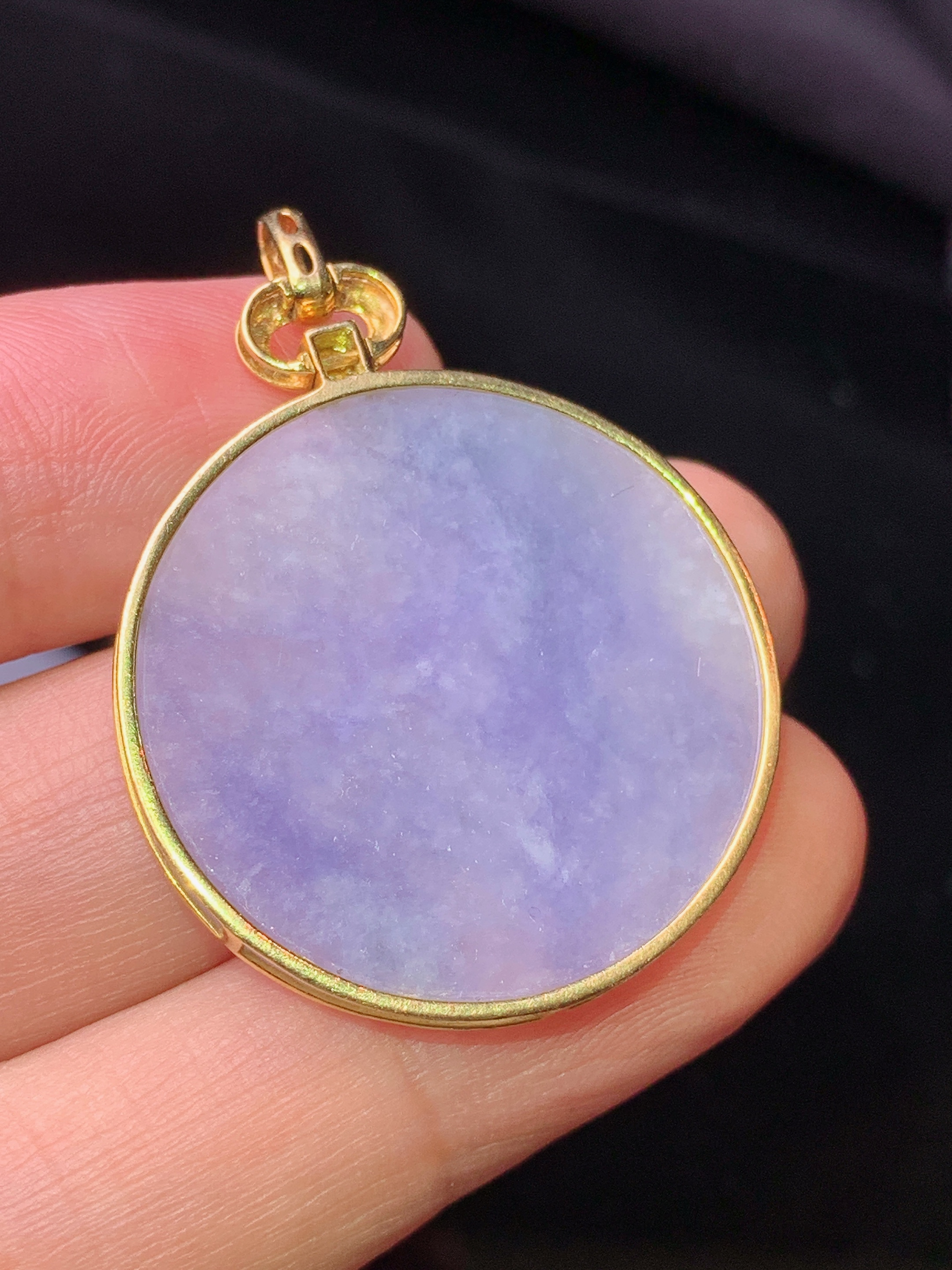 18k金镶嵌紫罗兰圆牌吊坠 玉质细腻 色泽艳丽清新 水润亮眼 整体尺寸36.5*27.2*2.8b1