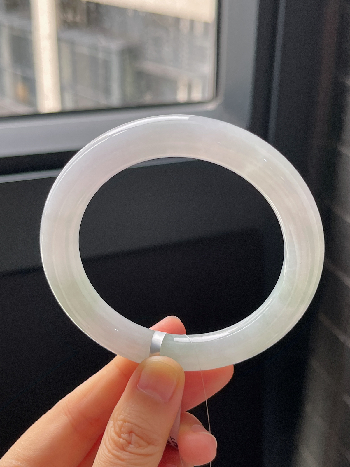 圆镯57圈口，翡翠冰糯种淡绿色手镯