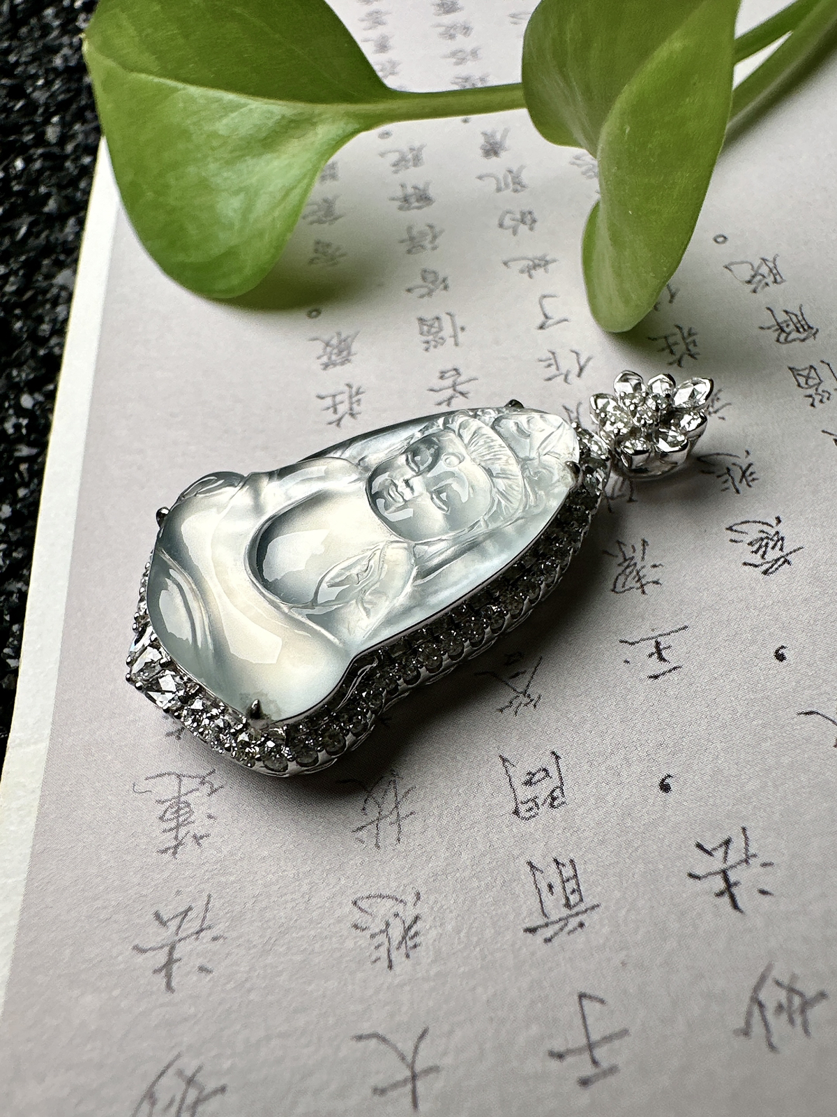 【冰种宝宝观音吊坠】种水上乘，晶莹剔透，纯净通透，莹光感很强，18k金钻镶嵌，裸石尺寸25*16*2.8毫米