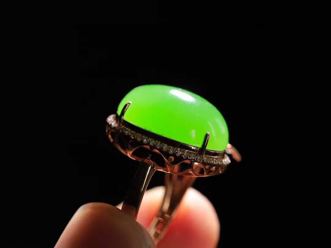 【金镶玉.戒指】

精品和田玉碧玉18k金镶嵌戒指 玉质细腻温润 油性十足 ，不论时光如何流转变化，这枚戒指始终闪耀着最初的光芒。精工镶嵌18K金 （保真金 可检测贵金属18K金） 重4.5克 尺寸17.2-16-12mm 7840555A