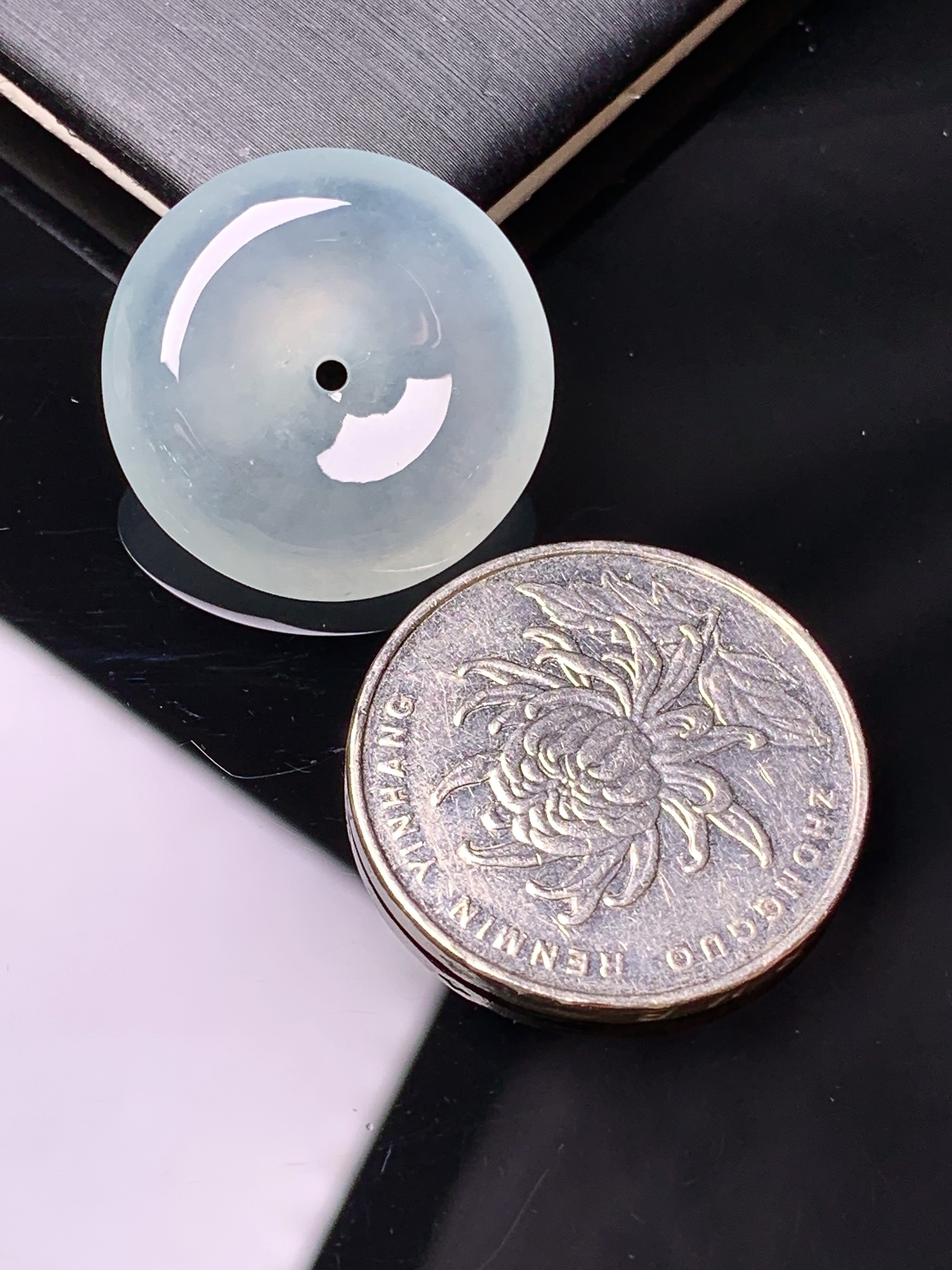 冰种平安扣吊坠 玉质细腻 色泽艳丽清新 水润亮眼 整体尺寸22.2*5.6c1