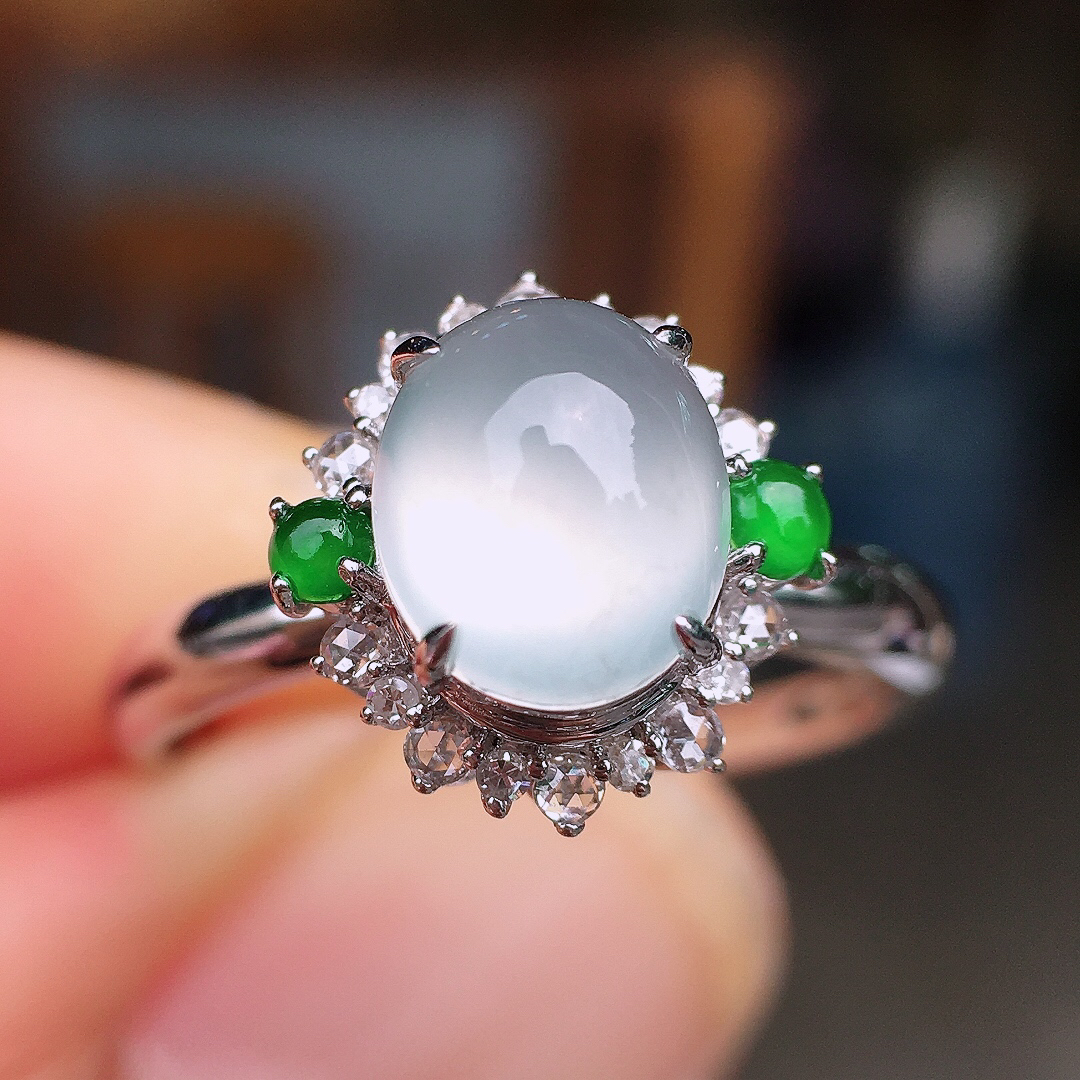 冰种蛋面戒指，玉质细腻，荧光感超
强，饱满圆润，尽显优雅气质，18k
金豪华镶嵌